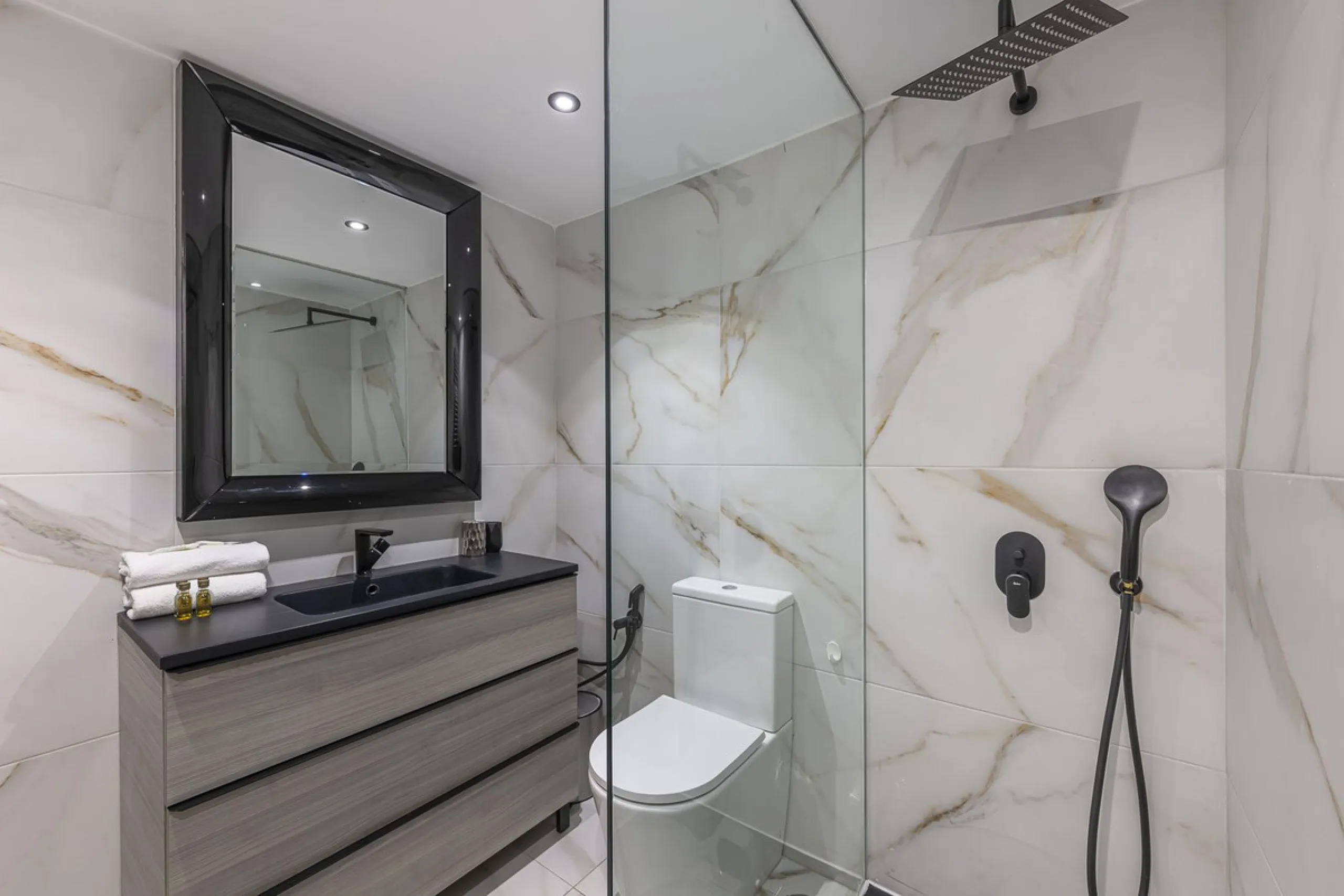 Welcome to Marbella.Imagine waking up every morning with the gentle Mediterranean breeze caressing your face and the promise of a new day in one of the most exclusive enclaves in the world.This luxurious duplex, located in the vibrant heart of Puerto Banú
