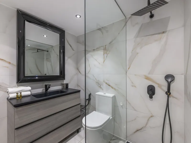 Welcome to Marbella.Imagine waking up every morning with the gentle Mediterranean breeze caressing your face and the promise of a new day in one of the most exclusive enclaves in the world.This luxurious duplex, located in the vibrant heart of Puerto Banú
