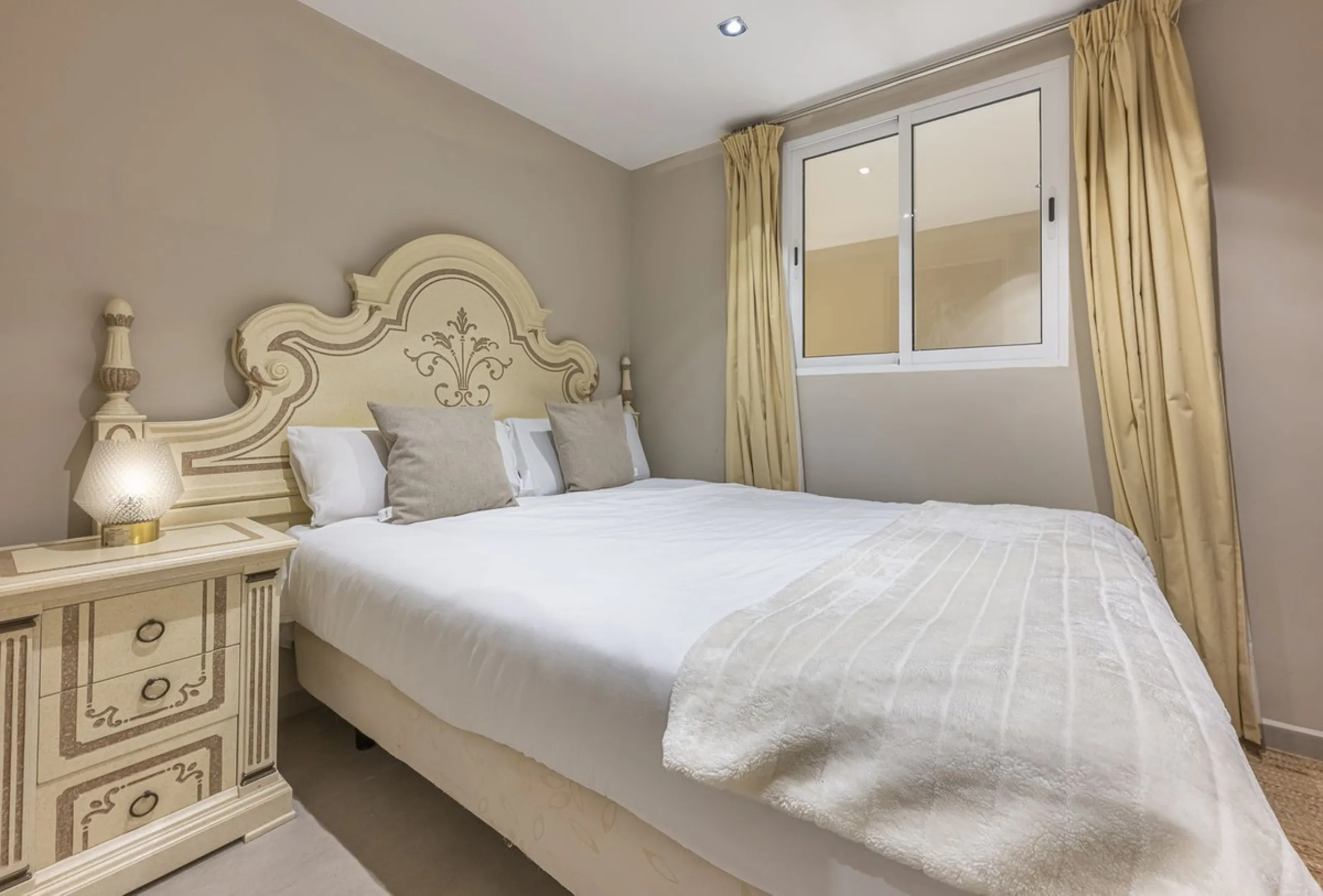 Welcome to Marbella.Imagine waking up every morning with the gentle Mediterranean breeze caressing your face and the promise of a new day in one of the most exclusive enclaves in the world.This luxurious duplex, located in the vibrant heart of Puerto Banú