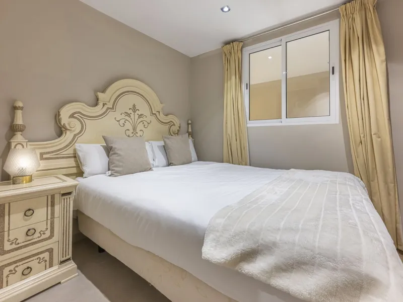 Welcome to Marbella.Imagine waking up every morning with the gentle Mediterranean breeze caressing your face and the promise of a new day in one of the most exclusive enclaves in the world.This luxurious duplex, located in the vibrant heart of Puerto Banú