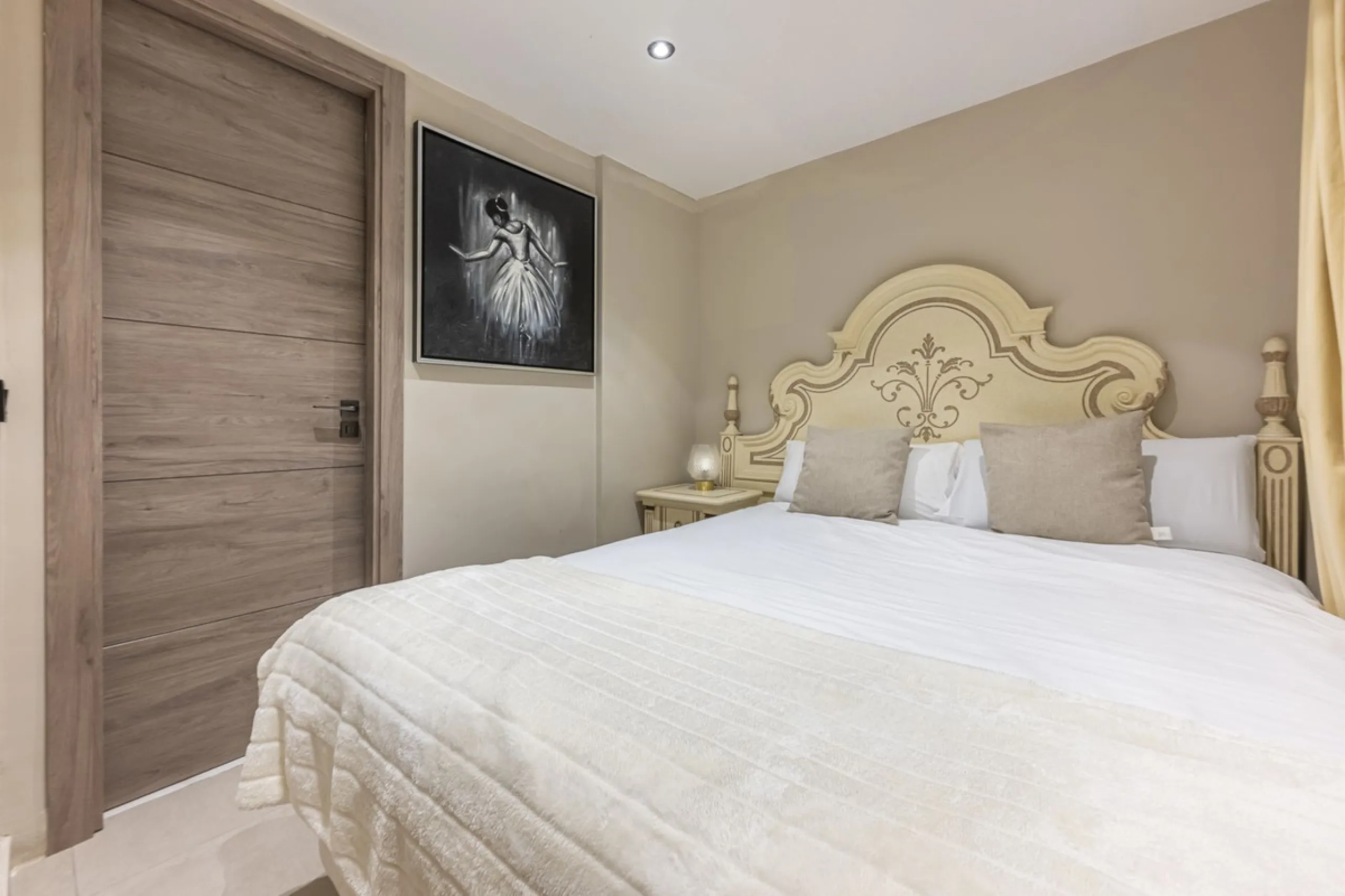 Welcome to Marbella.Imagine waking up every morning with the gentle Mediterranean breeze caressing your face and the promise of a new day in one of the most exclusive enclaves in the world.This luxurious duplex, located in the vibrant heart of Puerto Banú