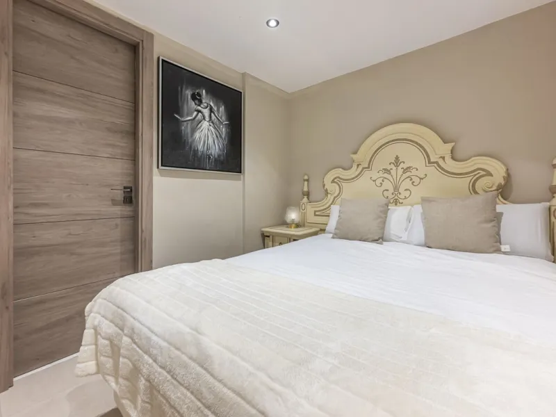 Welcome to Marbella.Imagine waking up every morning with the gentle Mediterranean breeze caressing your face and the promise of a new day in one of the most exclusive enclaves in the world.This luxurious duplex, located in the vibrant heart of Puerto Banú