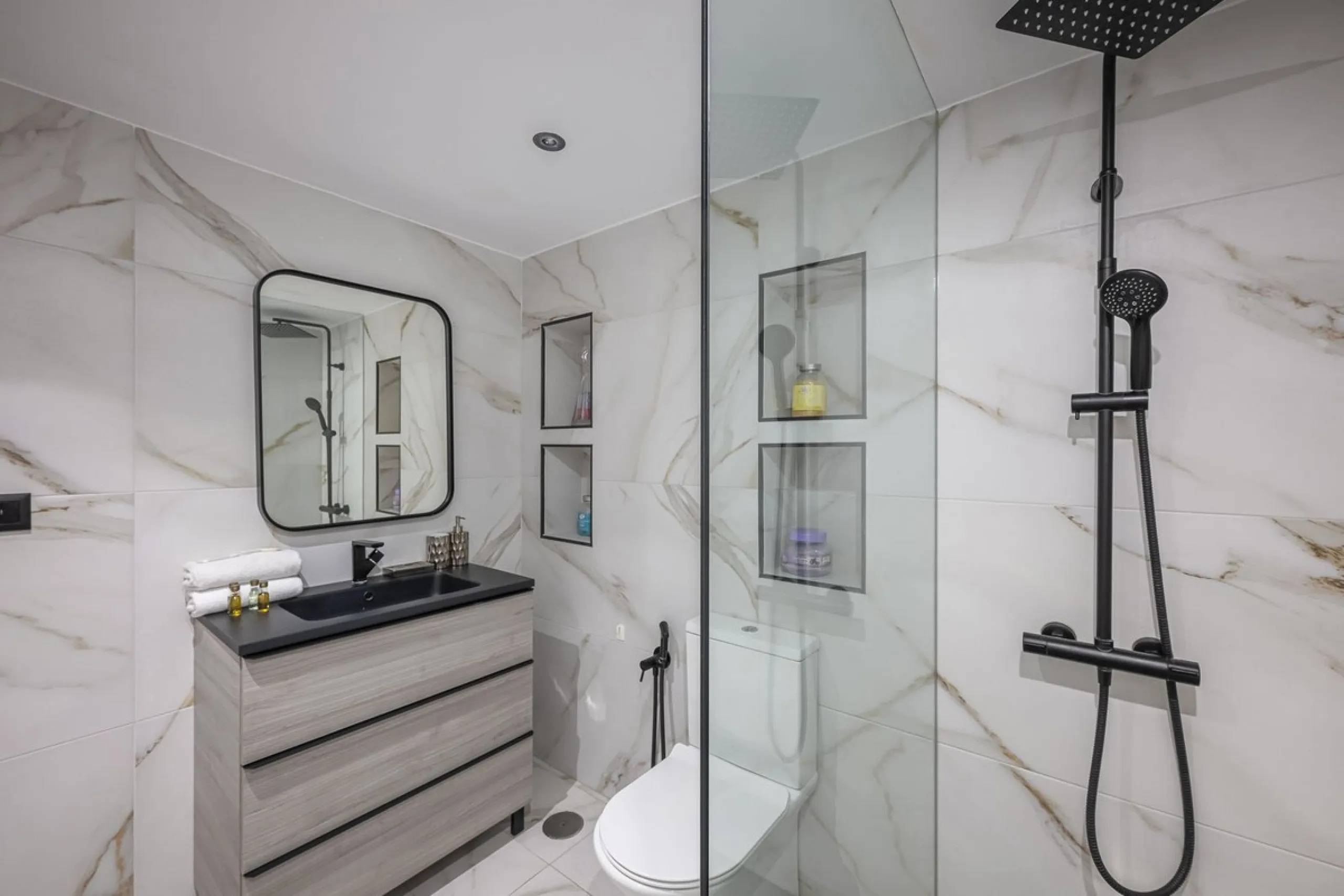 Welcome to Marbella.Imagine waking up every morning with the gentle Mediterranean breeze caressing your face and the promise of a new day in one of the most exclusive enclaves in the world.This luxurious duplex, located in the vibrant heart of Puerto Banú