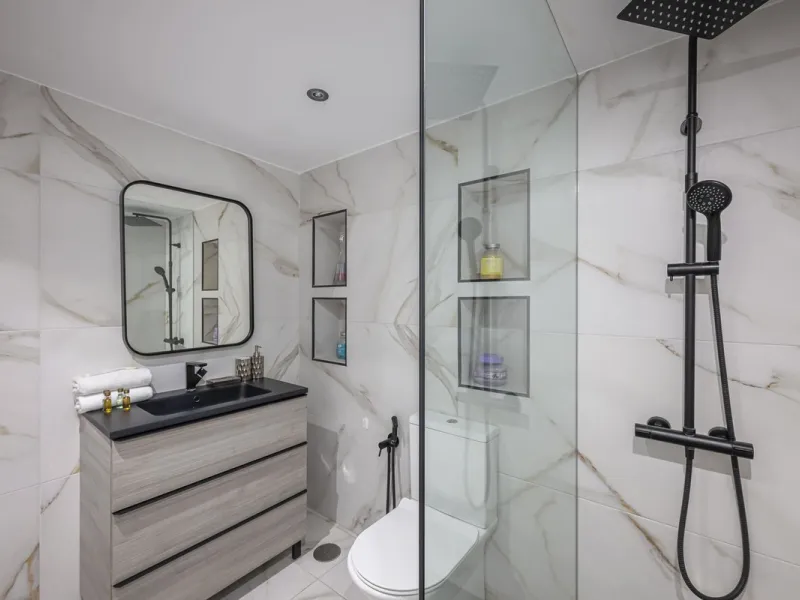 Welcome to Marbella.Imagine waking up every morning with the gentle Mediterranean breeze caressing your face and the promise of a new day in one of the most exclusive enclaves in the world.This luxurious duplex, located in the vibrant heart of Puerto Banú