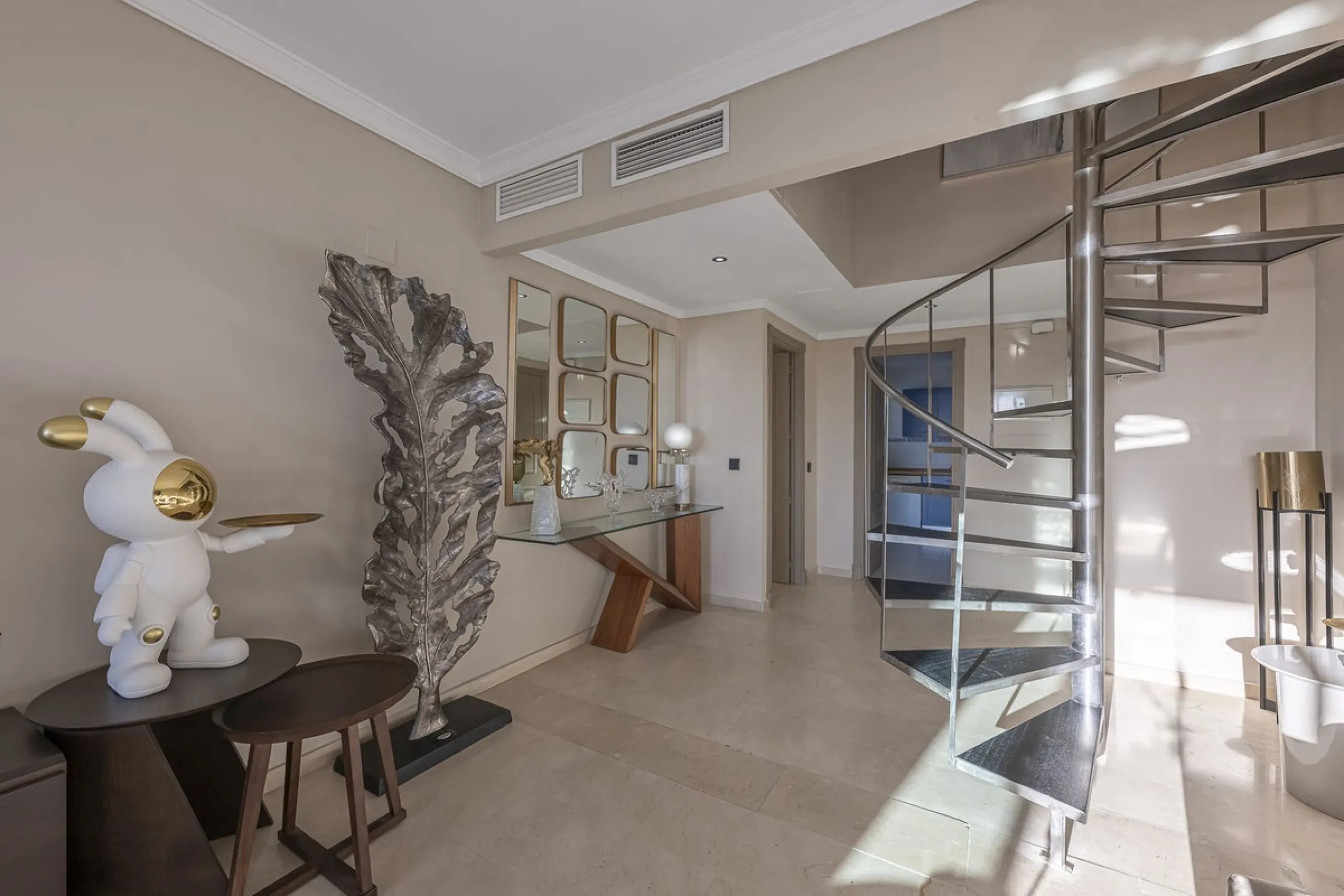 Welcome to Marbella.Imagine waking up every morning with the gentle Mediterranean breeze caressing your face and the promise of a new day in one of the most exclusive enclaves in the world.This luxurious duplex, located in the vibrant heart of Puerto Banú