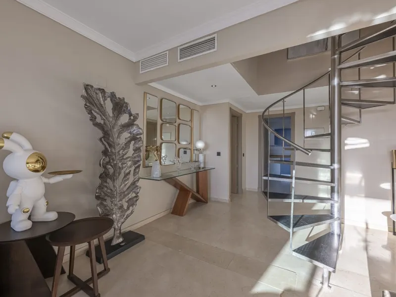 Welcome to Marbella.Imagine waking up every morning with the gentle Mediterranean breeze caressing your face and the promise of a new day in one of the most exclusive enclaves in the world.This luxurious duplex, located in the vibrant heart of Puerto Banú