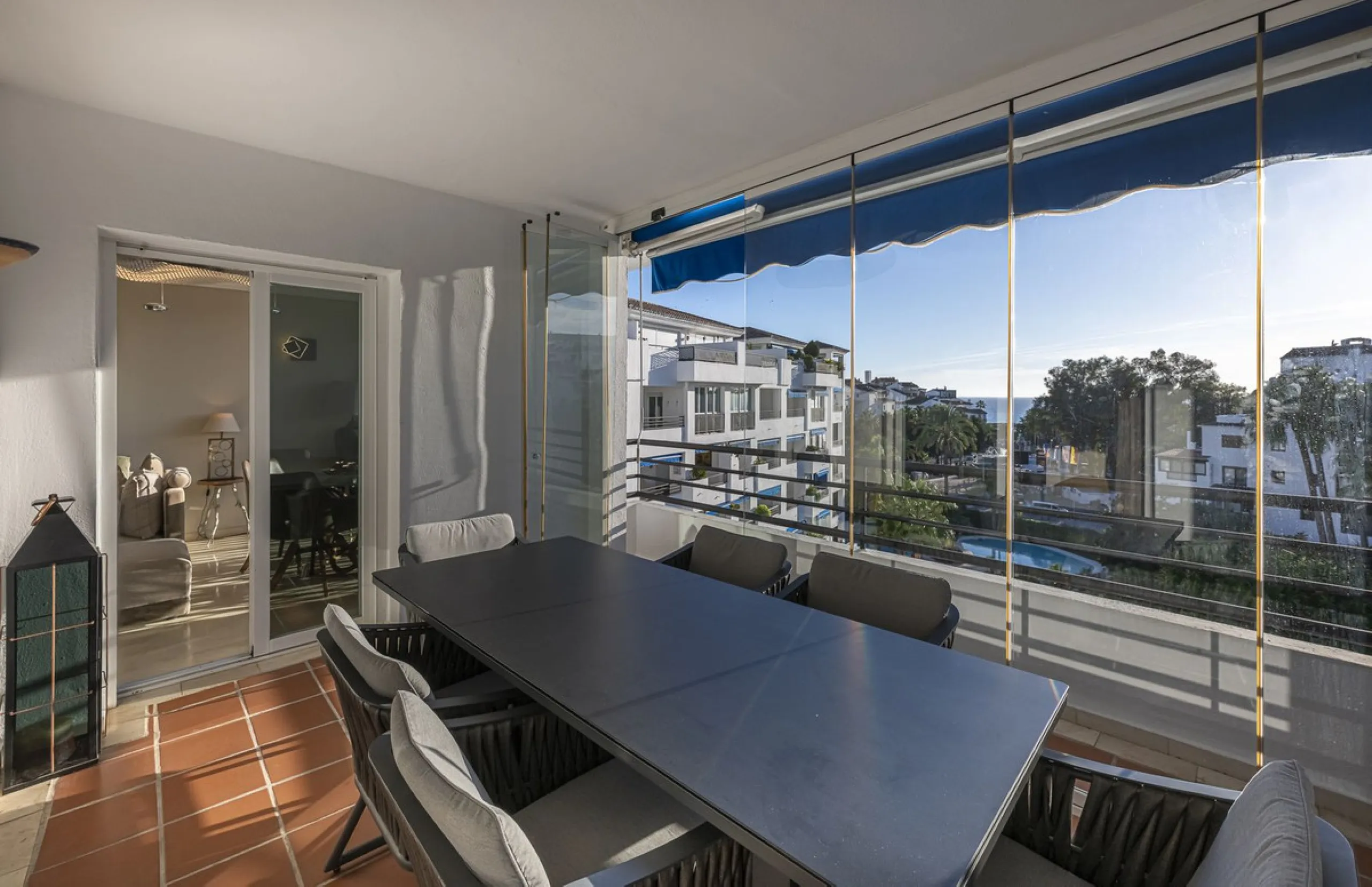 Welcome to Marbella.Imagine waking up every morning with the gentle Mediterranean breeze caressing your face and the promise of a new day in one of the most exclusive enclaves in the world.This luxurious duplex, located in the vibrant heart of Puerto Banú