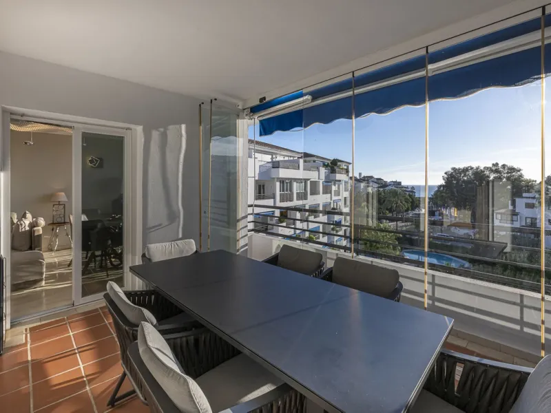 Welcome to Marbella.Imagine waking up every morning with the gentle Mediterranean breeze caressing your face and the promise of a new day in one of the most exclusive enclaves in the world.This luxurious duplex, located in the vibrant heart of Puerto Banú
