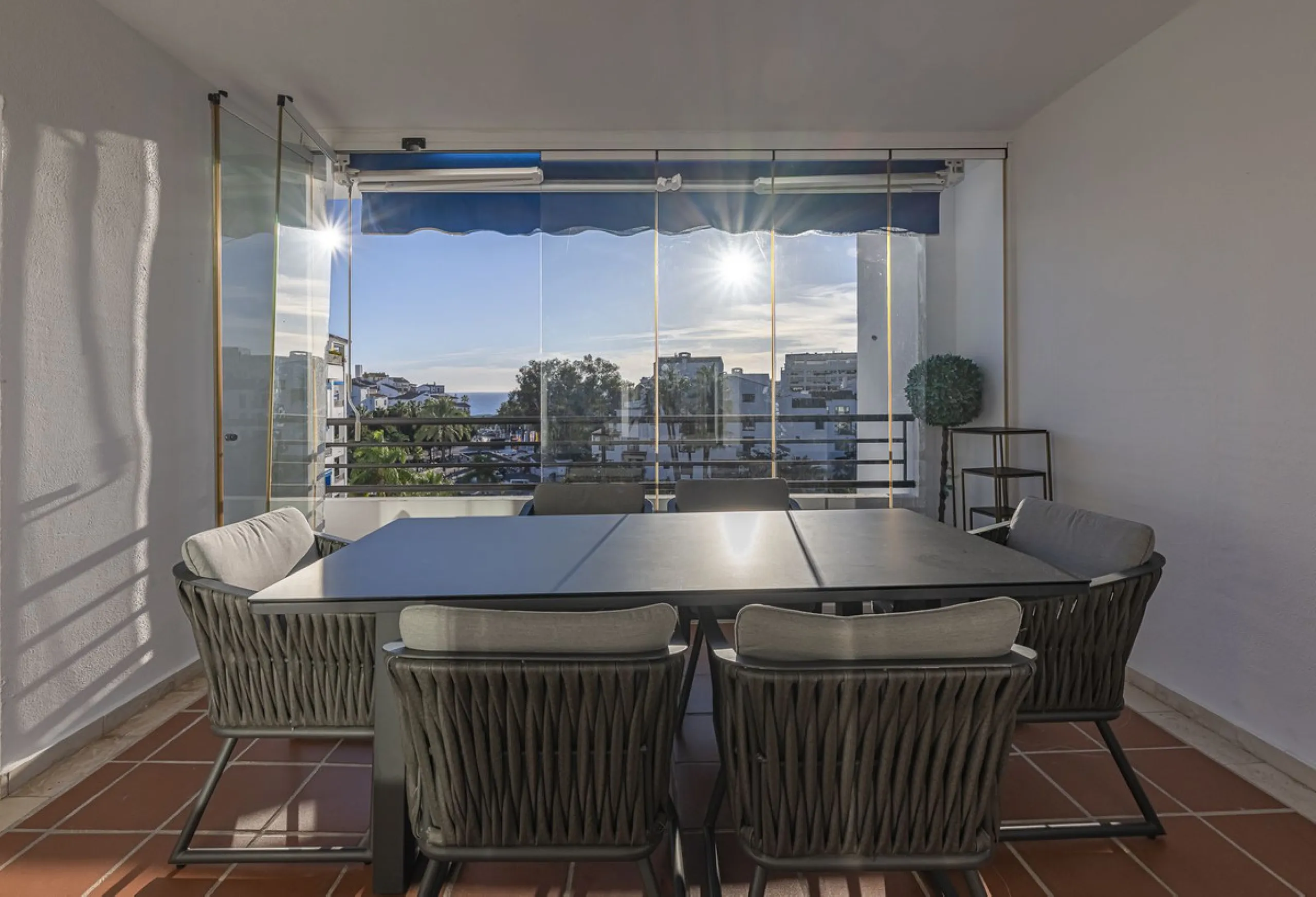Welcome to Marbella.Imagine waking up every morning with the gentle Mediterranean breeze caressing your face and the promise of a new day in one of the most exclusive enclaves in the world.This luxurious duplex, located in the vibrant heart of Puerto Banú