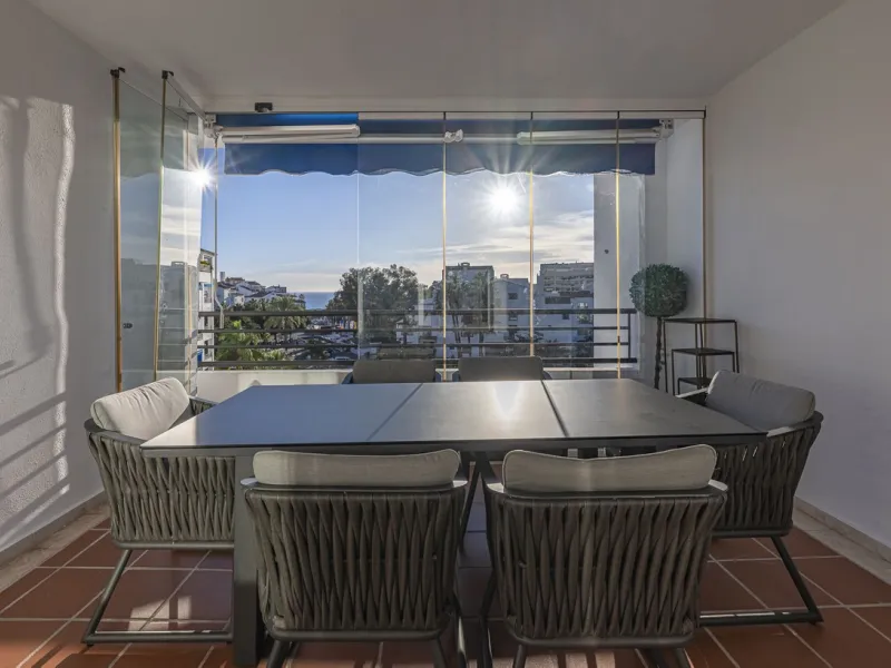 Welcome to Marbella.Imagine waking up every morning with the gentle Mediterranean breeze caressing your face and the promise of a new day in one of the most exclusive enclaves in the world.This luxurious duplex, located in the vibrant heart of Puerto Banú