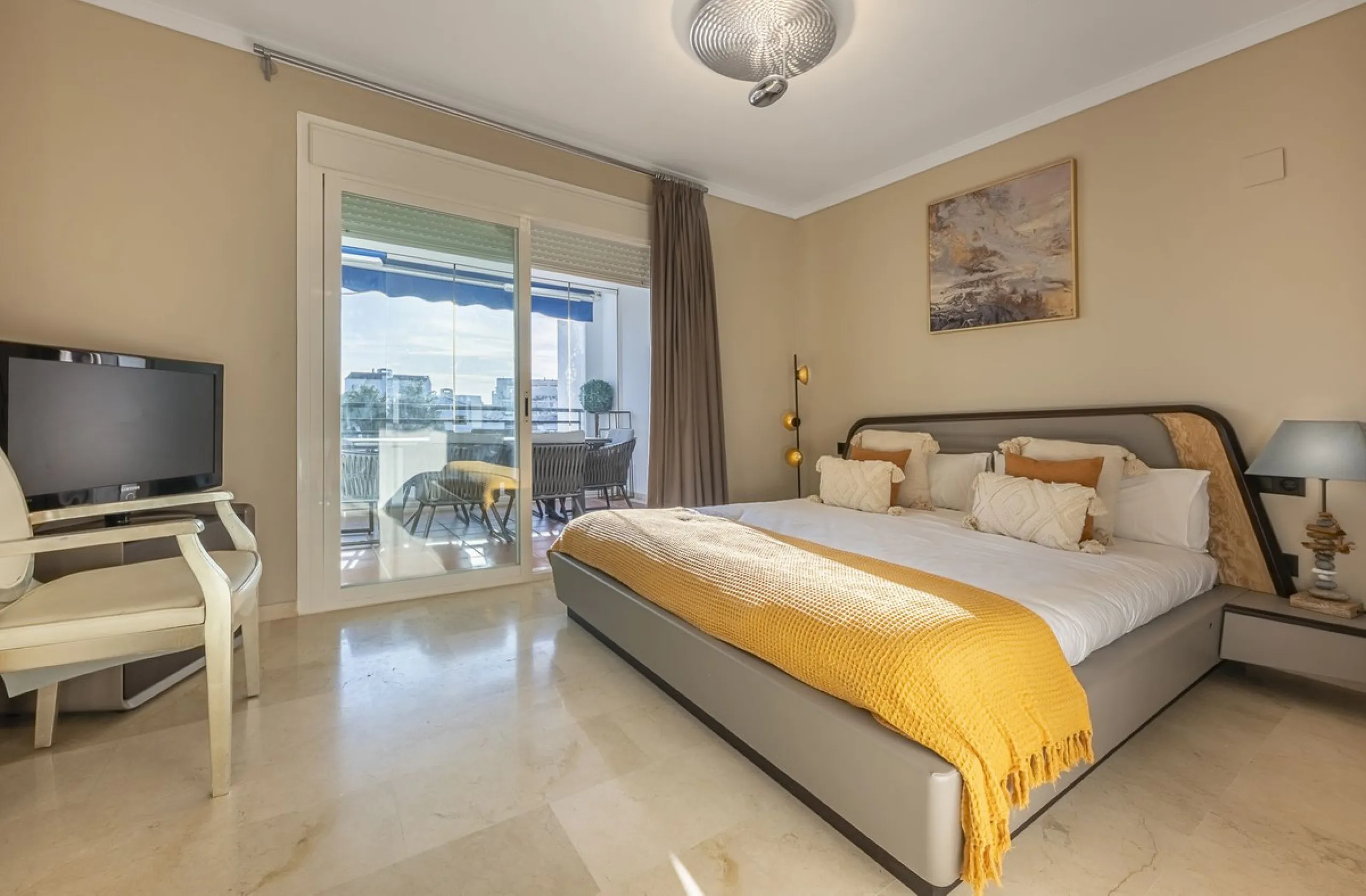 Welcome to Marbella.Imagine waking up every morning with the gentle Mediterranean breeze caressing your face and the promise of a new day in one of the most exclusive enclaves in the world.This luxurious duplex, located in the vibrant heart of Puerto Banú