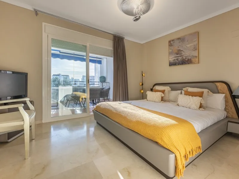 Welcome to Marbella.Imagine waking up every morning with the gentle Mediterranean breeze caressing your face and the promise of a new day in one of the most exclusive enclaves in the world.This luxurious duplex, located in the vibrant heart of Puerto Banú