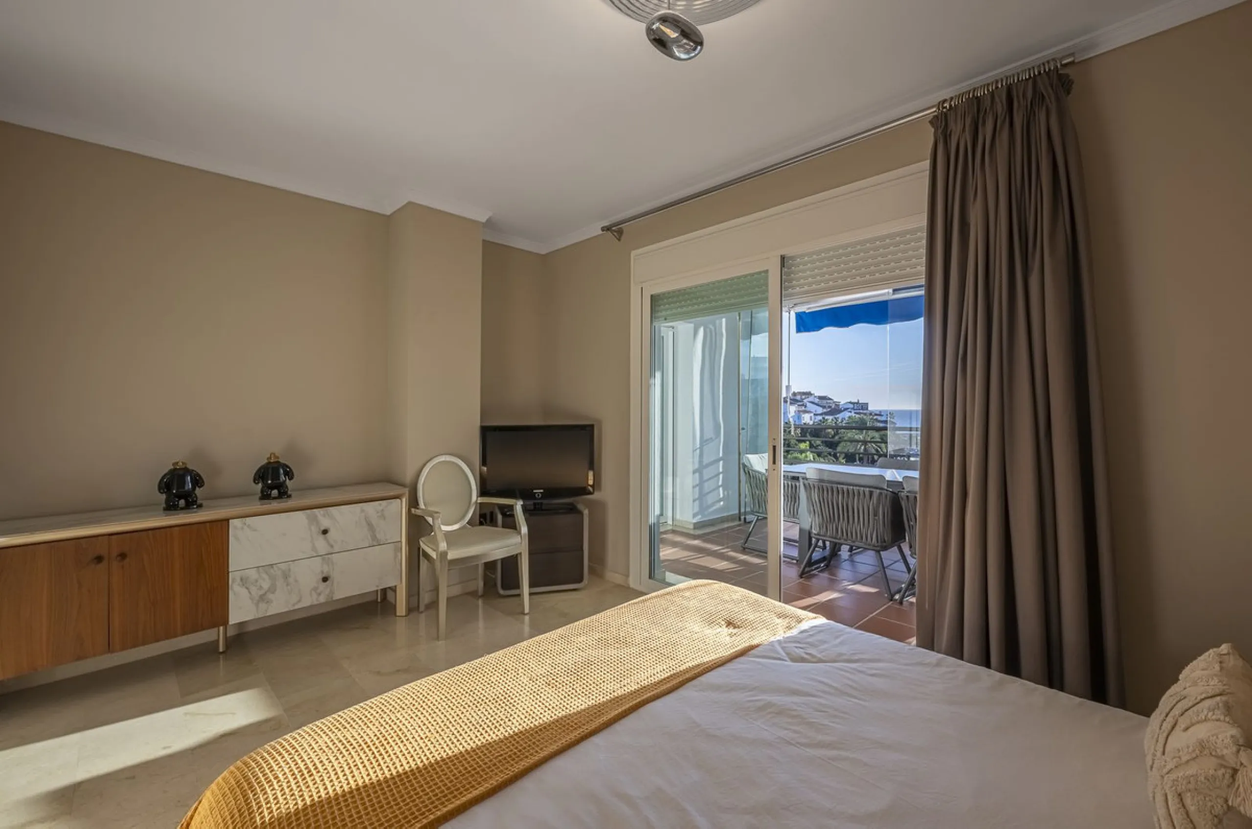 Welcome to Marbella.Imagine waking up every morning with the gentle Mediterranean breeze caressing your face and the promise of a new day in one of the most exclusive enclaves in the world.This luxurious duplex, located in the vibrant heart of Puerto Banú