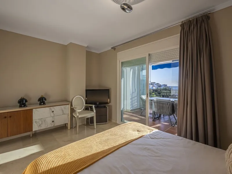 Welcome to Marbella.Imagine waking up every morning with the gentle Mediterranean breeze caressing your face and the promise of a new day in one of the most exclusive enclaves in the world.This luxurious duplex, located in the vibrant heart of Puerto Banú