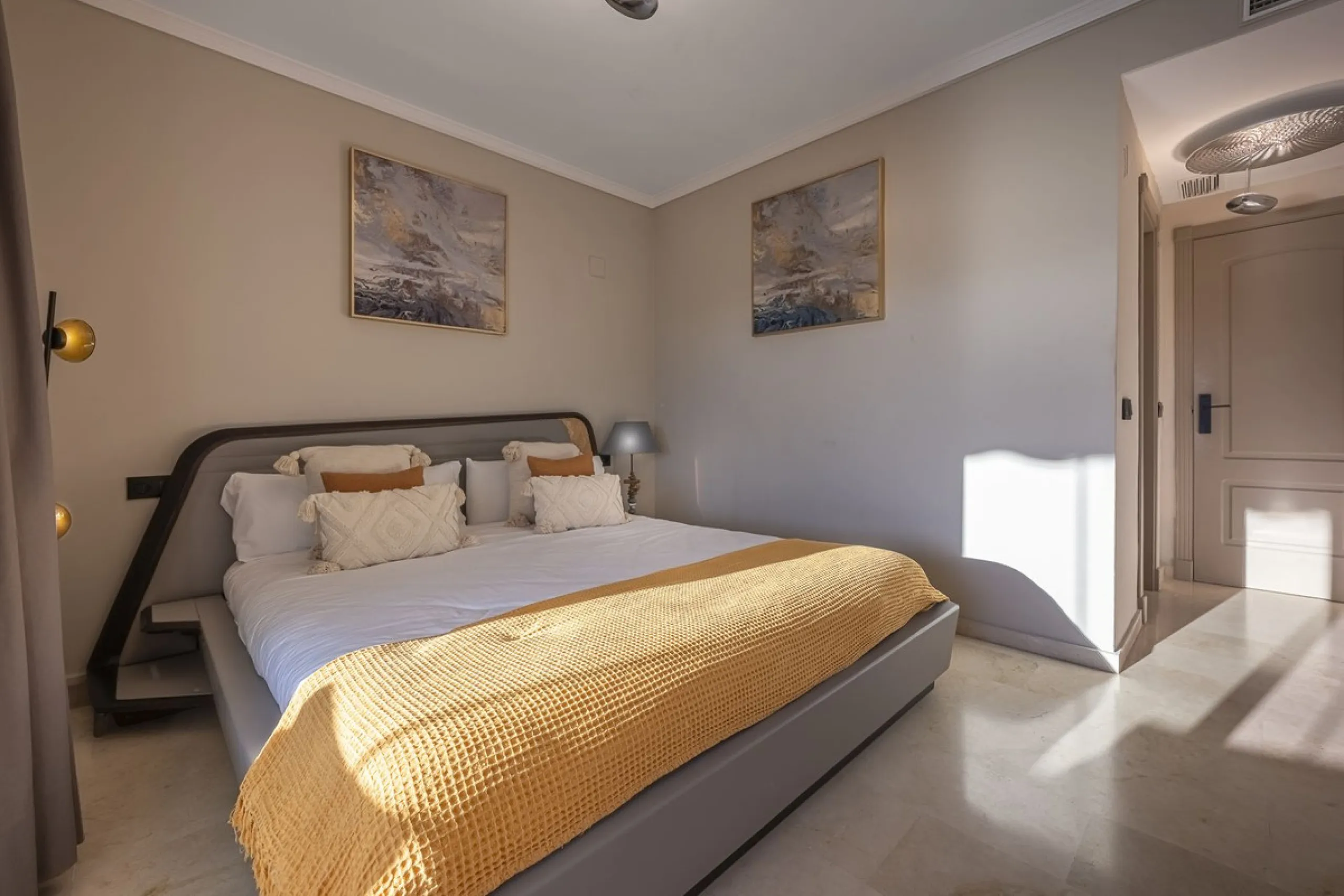 Welcome to Marbella.Imagine waking up every morning with the gentle Mediterranean breeze caressing your face and the promise of a new day in one of the most exclusive enclaves in the world.This luxurious duplex, located in the vibrant heart of Puerto Banú