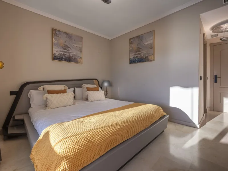 Welcome to Marbella.Imagine waking up every morning with the gentle Mediterranean breeze caressing your face and the promise of a new day in one of the most exclusive enclaves in the world.This luxurious duplex, located in the vibrant heart of Puerto Banú