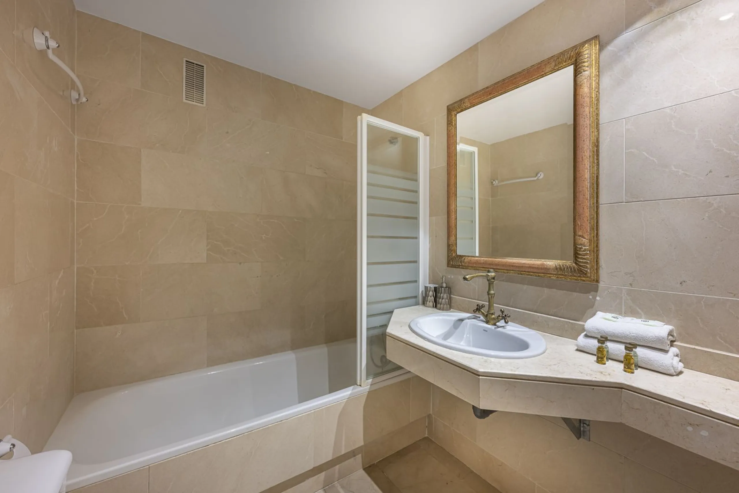 Welcome to Marbella.Imagine waking up every morning with the gentle Mediterranean breeze caressing your face and the promise of a new day in one of the most exclusive enclaves in the world.This luxurious duplex, located in the vibrant heart of Puerto Banú