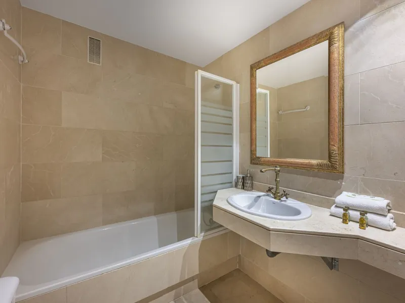 Welcome to Marbella.Imagine waking up every morning with the gentle Mediterranean breeze caressing your face and the promise of a new day in one of the most exclusive enclaves in the world.This luxurious duplex, located in the vibrant heart of Puerto Banú