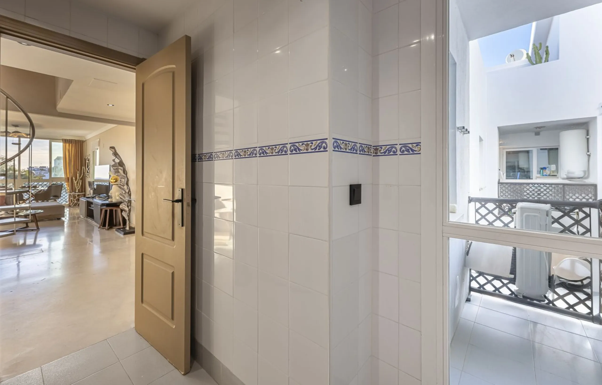 Welcome to Marbella.Imagine waking up every morning with the gentle Mediterranean breeze caressing your face and the promise of a new day in one of the most exclusive enclaves in the world.This luxurious duplex, located in the vibrant heart of Puerto Banú