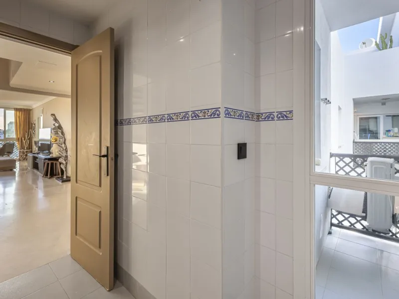 Welcome to Marbella.Imagine waking up every morning with the gentle Mediterranean breeze caressing your face and the promise of a new day in one of the most exclusive enclaves in the world.This luxurious duplex, located in the vibrant heart of Puerto Banú