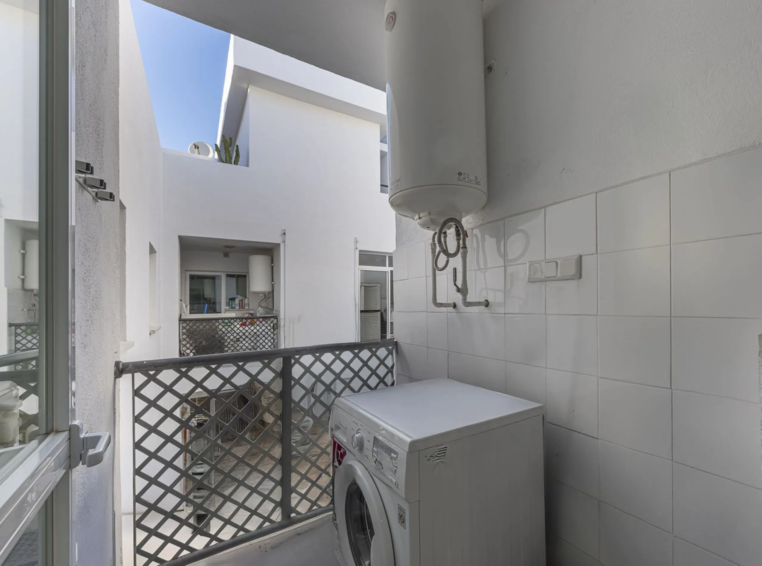 Welcome to Marbella.Imagine waking up every morning with the gentle Mediterranean breeze caressing your face and the promise of a new day in one of the most exclusive enclaves in the world.This luxurious duplex, located in the vibrant heart of Puerto Banú