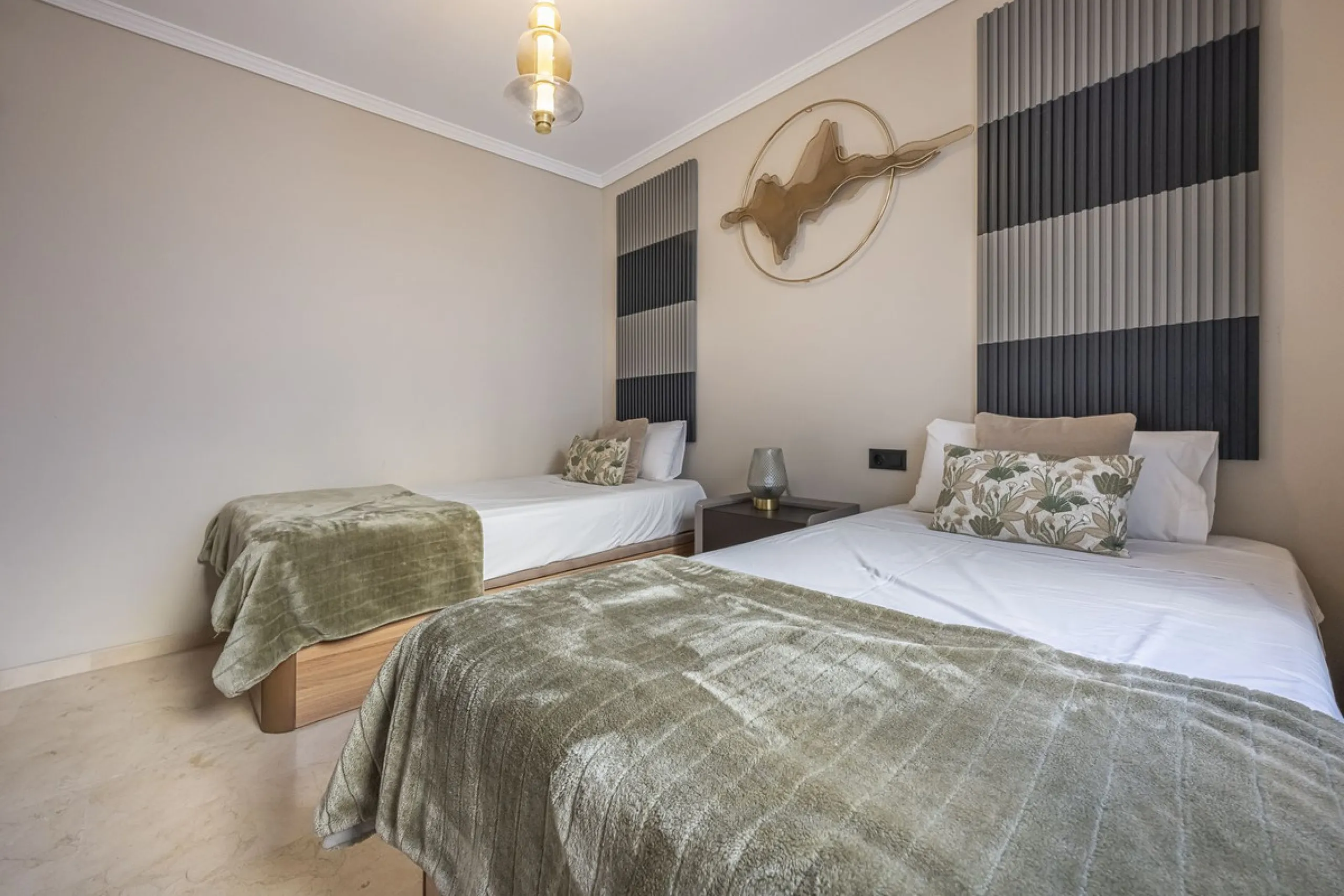 Welcome to Marbella.Imagine waking up every morning with the gentle Mediterranean breeze caressing your face and the promise of a new day in one of the most exclusive enclaves in the world.This luxurious duplex, located in the vibrant heart of Puerto Banú