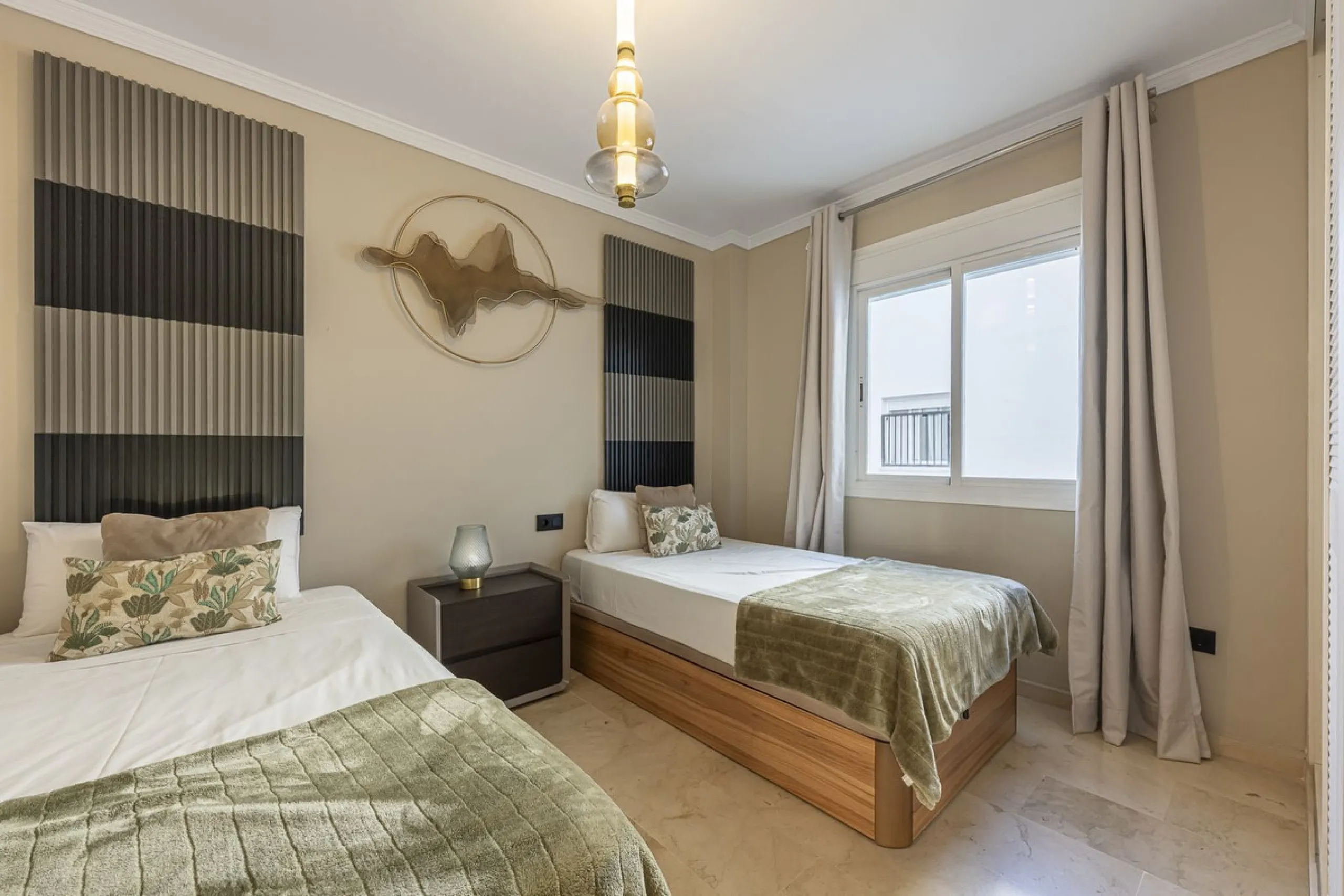 Welcome to Marbella.Imagine waking up every morning with the gentle Mediterranean breeze caressing your face and the promise of a new day in one of the most exclusive enclaves in the world.This luxurious duplex, located in the vibrant heart of Puerto Banú
