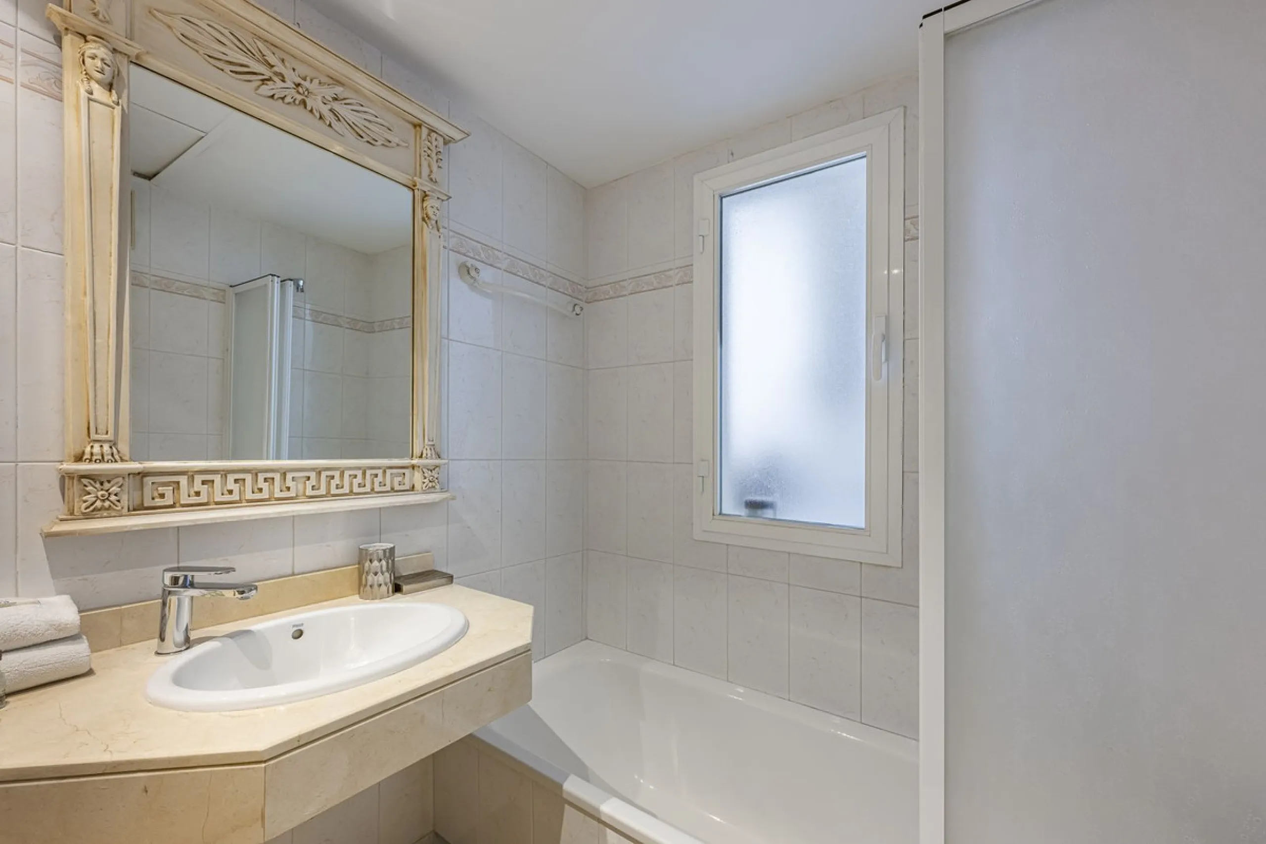 Welcome to Marbella.Imagine waking up every morning with the gentle Mediterranean breeze caressing your face and the promise of a new day in one of the most exclusive enclaves in the world.This luxurious duplex, located in the vibrant heart of Puerto Banú