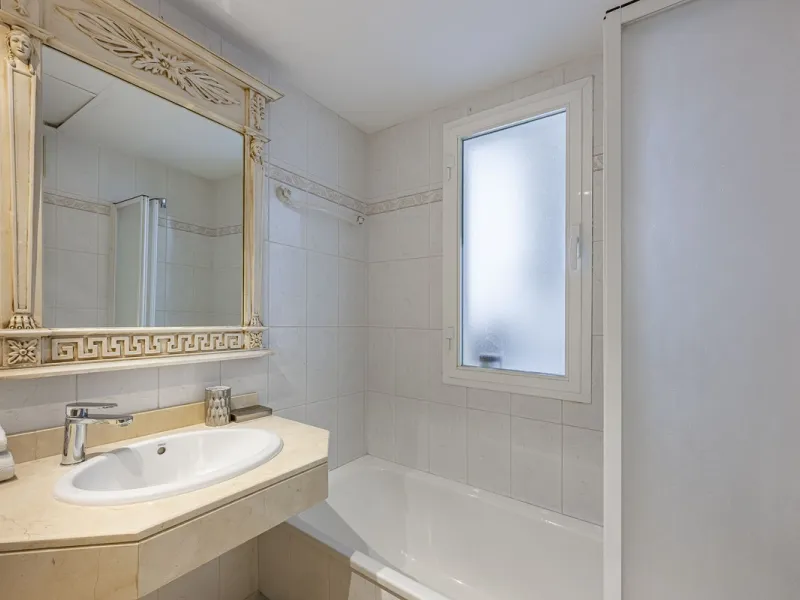 Welcome to Marbella.Imagine waking up every morning with the gentle Mediterranean breeze caressing your face and the promise of a new day in one of the most exclusive enclaves in the world.This luxurious duplex, located in the vibrant heart of Puerto Banú