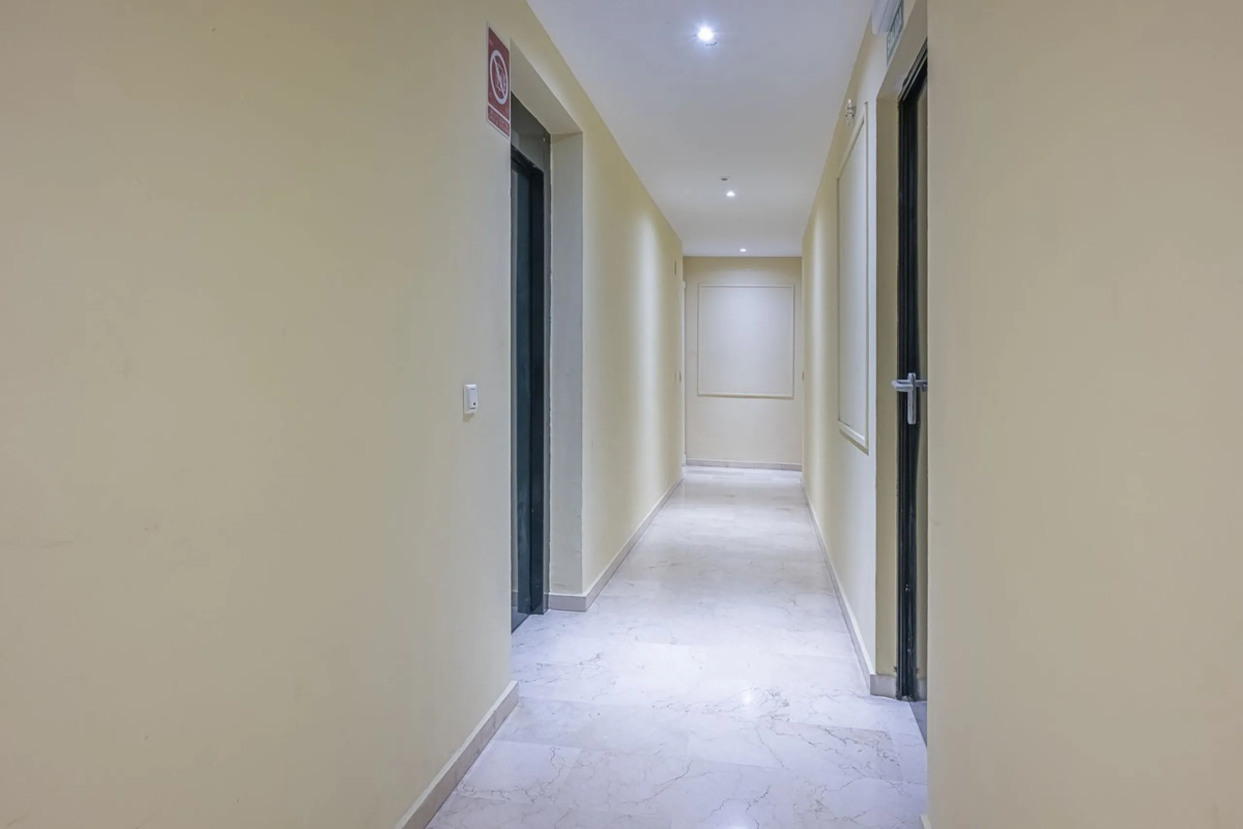 Welcome to Marbella.Imagine waking up every morning with the gentle Mediterranean breeze caressing your face and the promise of a new day in one of the most exclusive enclaves in the world.This luxurious duplex, located in the vibrant heart of Puerto Banú