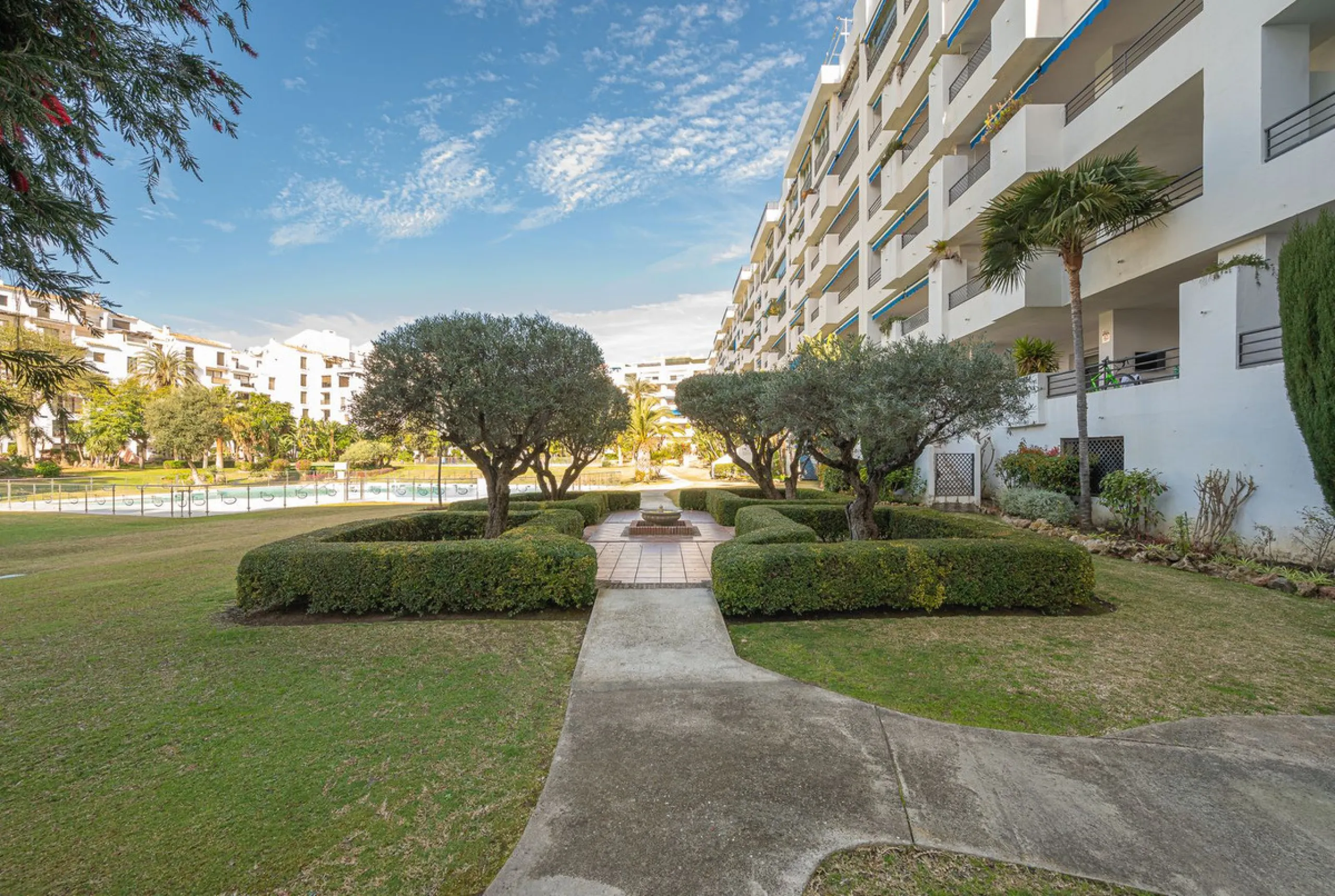 Welcome to Marbella.Imagine waking up every morning with the gentle Mediterranean breeze caressing your face and the promise of a new day in one of the most exclusive enclaves in the world.This luxurious duplex, located in the vibrant heart of Puerto Banú