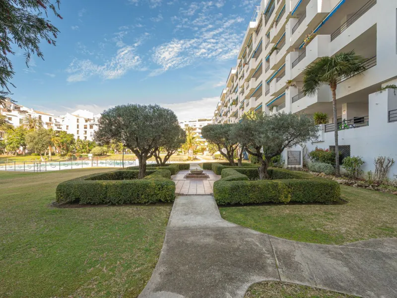Welcome to Marbella.Imagine waking up every morning with the gentle Mediterranean breeze caressing your face and the promise of a new day in one of the most exclusive enclaves in the world.This luxurious duplex, located in the vibrant heart of Puerto Banú