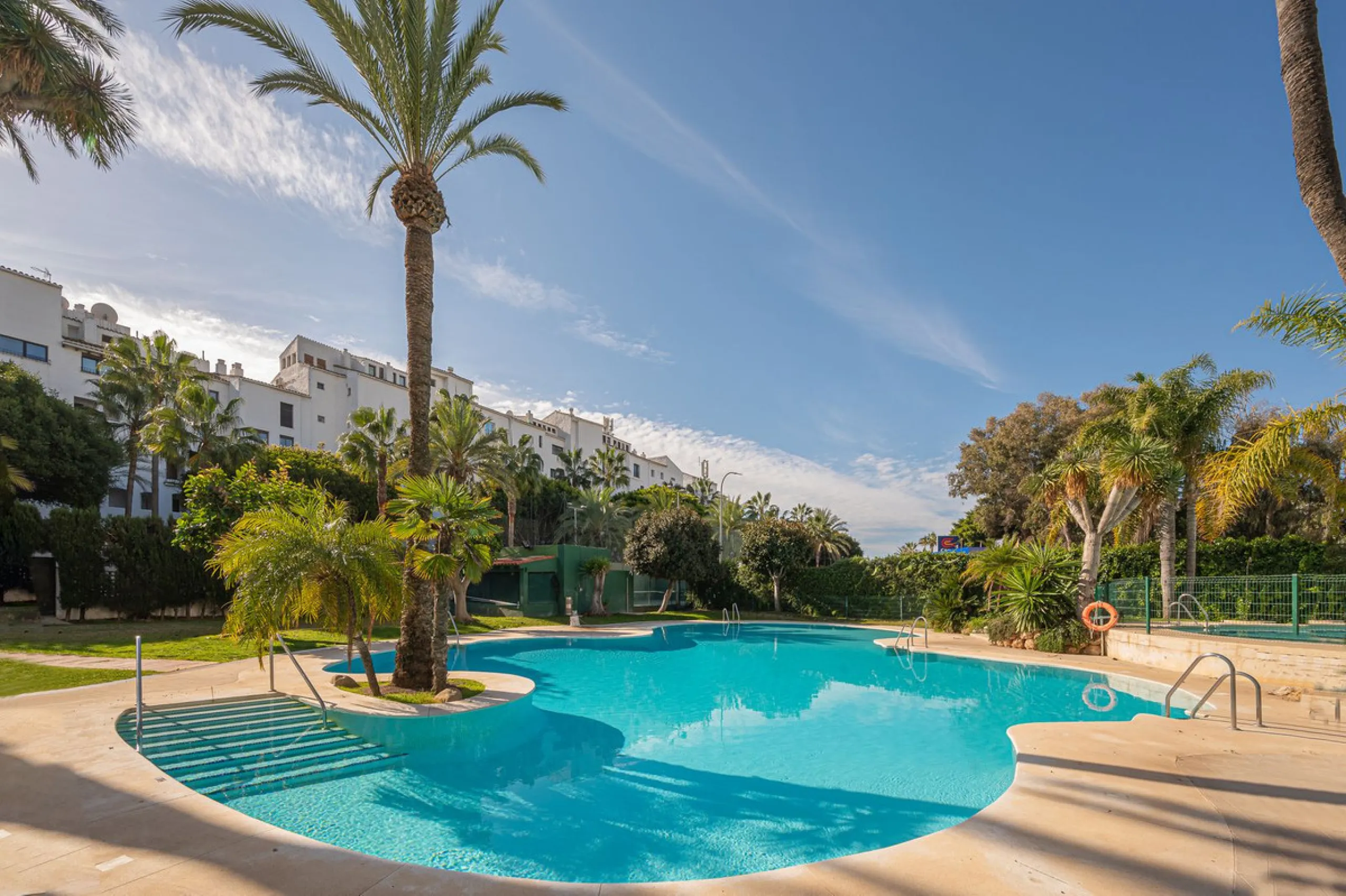 Welcome to Marbella.Imagine waking up every morning with the gentle Mediterranean breeze caressing your face and the promise of a new day in one of the most exclusive enclaves in the world.This luxurious duplex, located in the vibrant heart of Puerto Banú