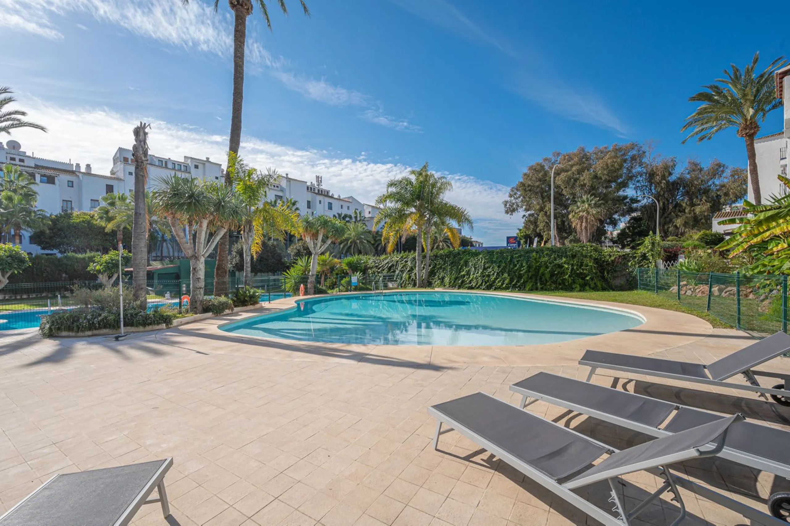 Welcome to Marbella.Imagine waking up every morning with the gentle Mediterranean breeze caressing your face and the promise of a new day in one of the most exclusive enclaves in the world.This luxurious duplex, located in the vibrant heart of Puerto Banú