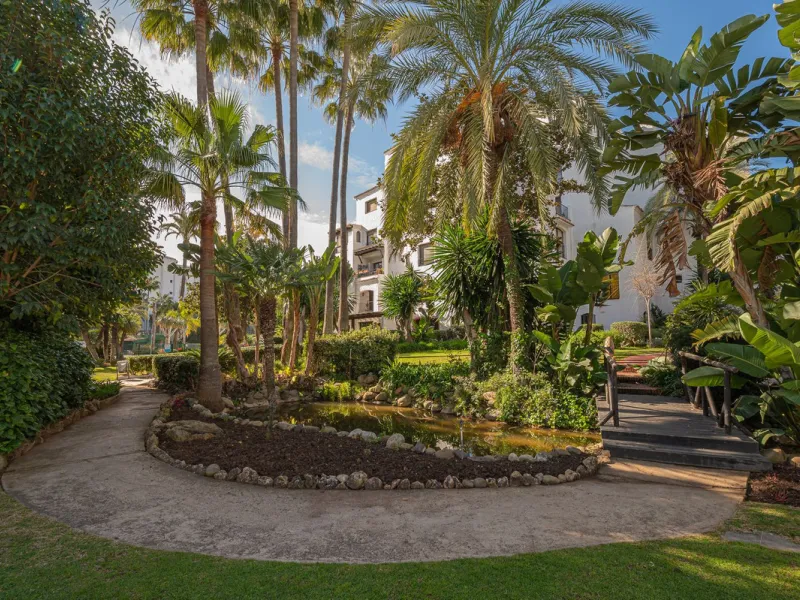 Welcome to Marbella.Imagine waking up every morning with the gentle Mediterranean breeze caressing your face and the promise of a new day in one of the most exclusive enclaves in the world.This luxurious duplex, located in the vibrant heart of Puerto Banú