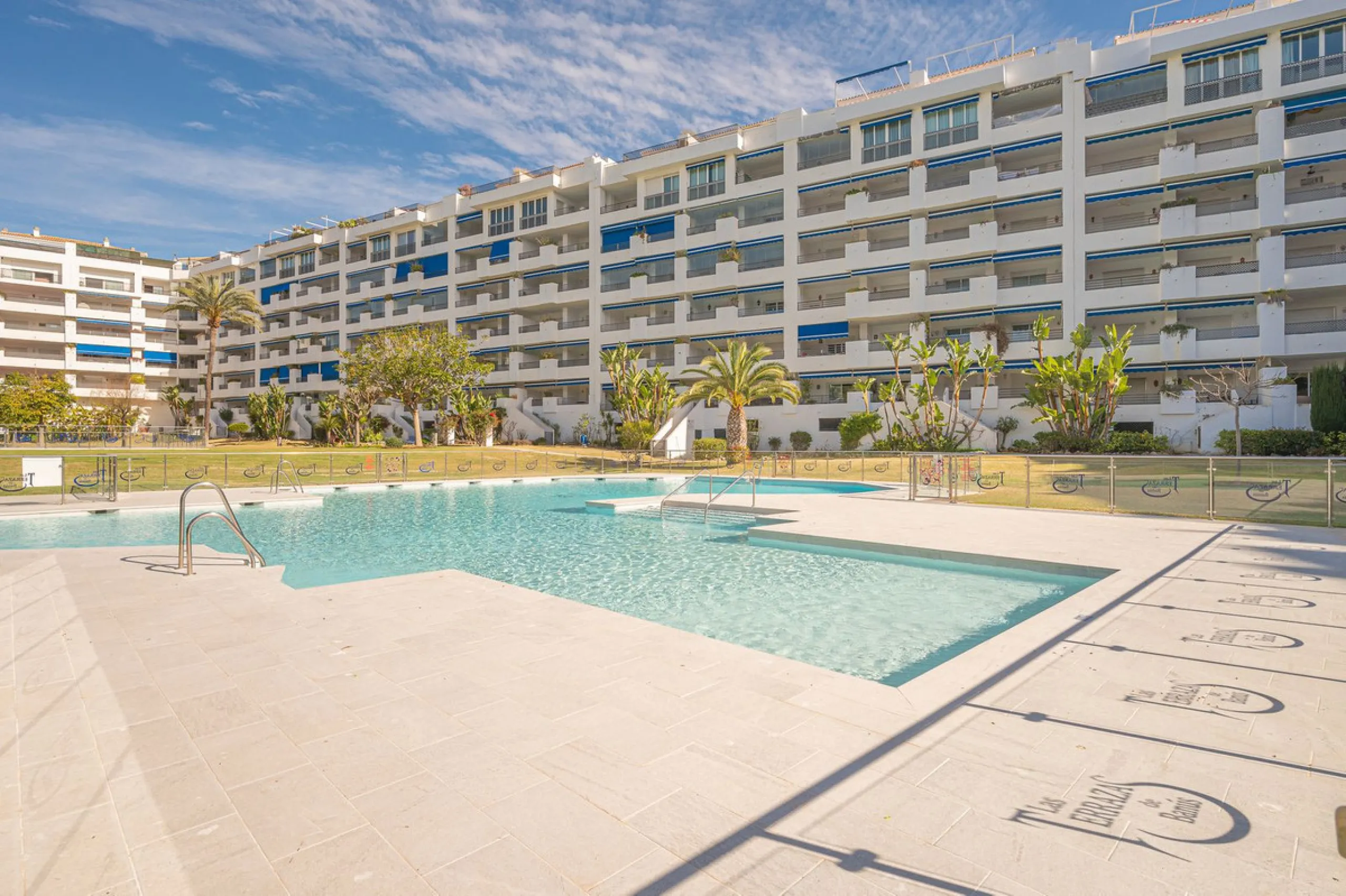 Welcome to Marbella.Imagine waking up every morning with the gentle Mediterranean breeze caressing your face and the promise of a new day in one of the most exclusive enclaves in the world.This luxurious duplex, located in the vibrant heart of Puerto Banú
