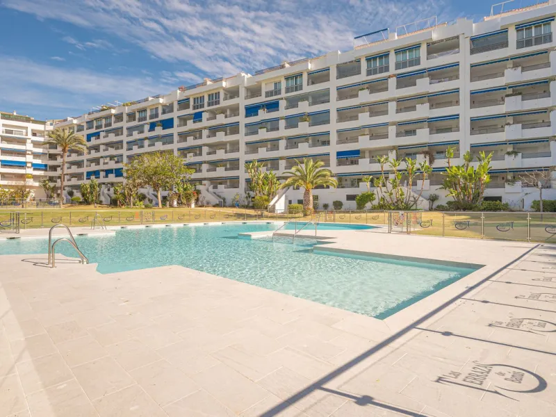 Welcome to Marbella.Imagine waking up every morning with the gentle Mediterranean breeze caressing your face and the promise of a new day in one of the most exclusive enclaves in the world.This luxurious duplex, located in the vibrant heart of Puerto Banú