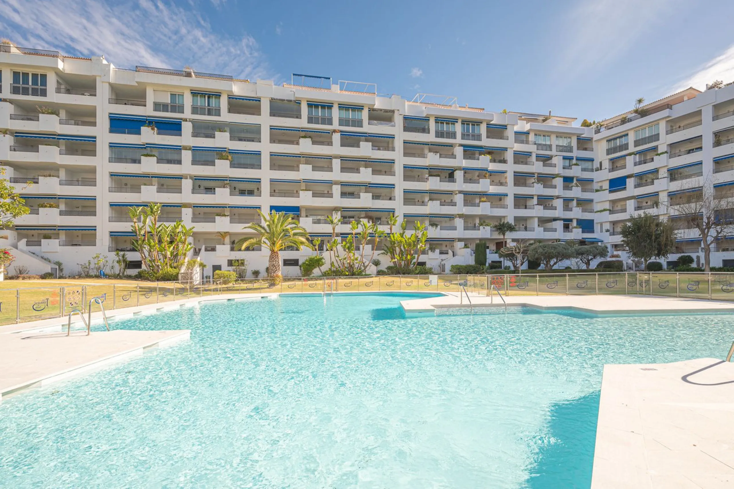 Welcome to Marbella.Imagine waking up every morning with the gentle Mediterranean breeze caressing your face and the promise of a new day in one of the most exclusive enclaves in the world.This luxurious duplex, located in the vibrant heart of Puerto Banú