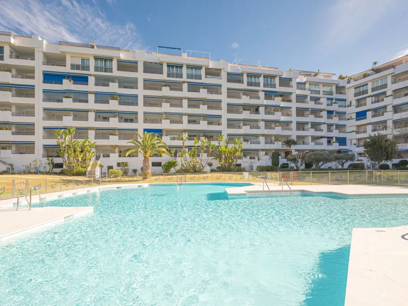 Welcome to Marbella.Imagine waking up every morning with the gentle Mediterranean breeze caressing your face and the promise of a new day in one of the most exclusive enclaves in the world.This luxurious duplex, located in the vibrant heart of Puerto Banú
