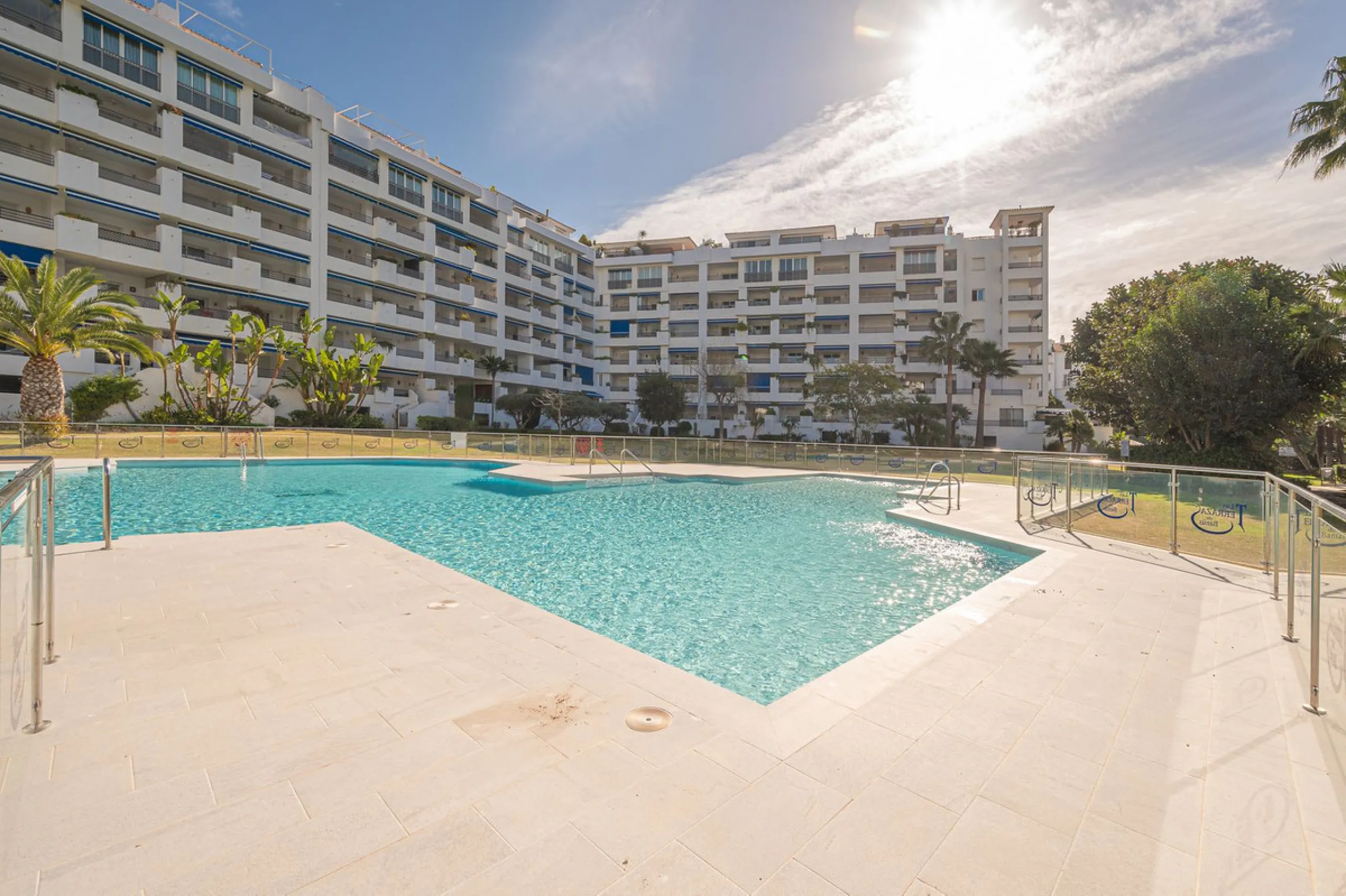Welcome to Marbella.Imagine waking up every morning with the gentle Mediterranean breeze caressing your face and the promise of a new day in one of the most exclusive enclaves in the world.This luxurious duplex, located in the vibrant heart of Puerto Banú