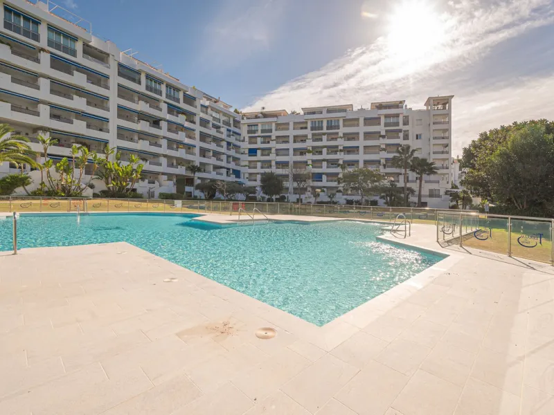 Welcome to Marbella.Imagine waking up every morning with the gentle Mediterranean breeze caressing your face and the promise of a new day in one of the most exclusive enclaves in the world.This luxurious duplex, located in the vibrant heart of Puerto Banú