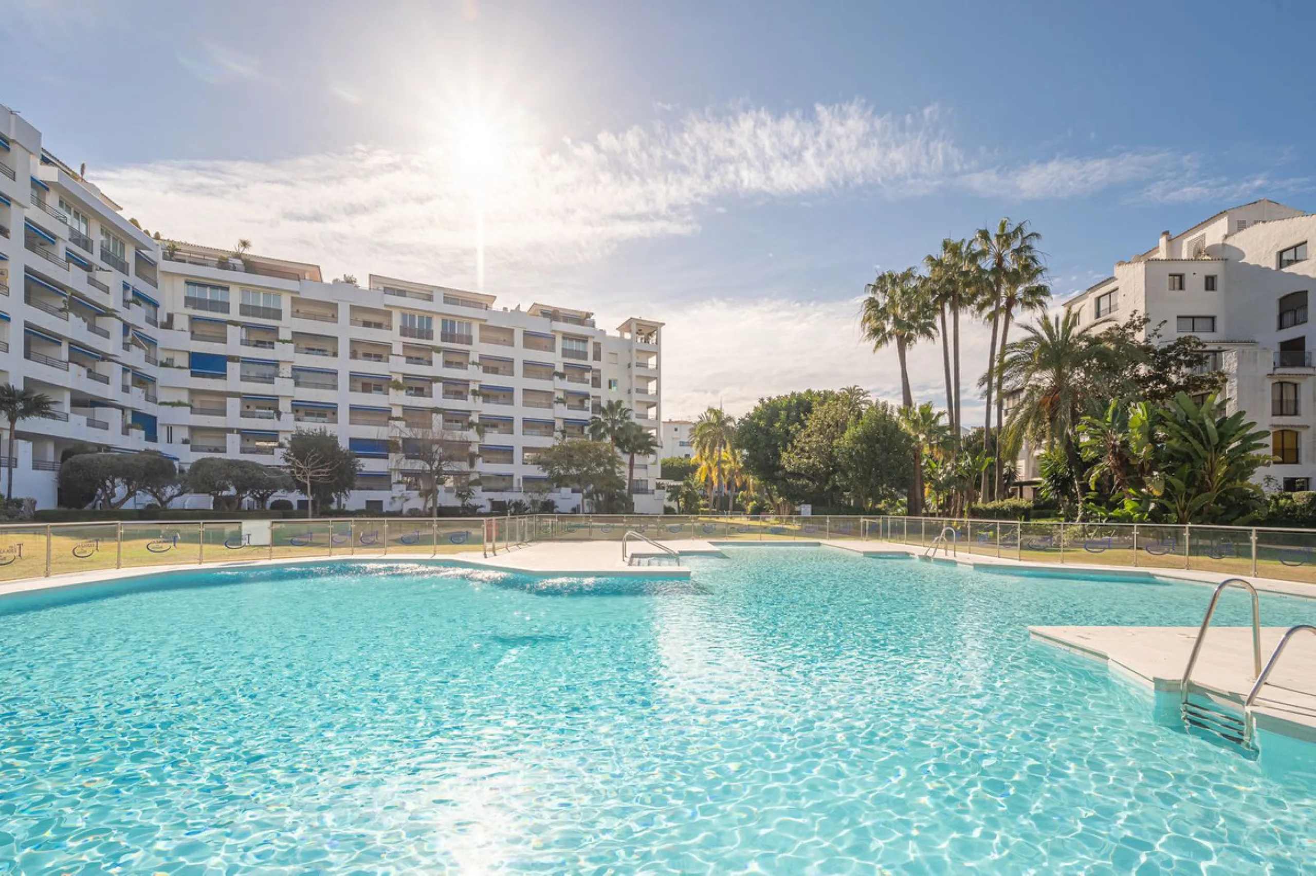 Welcome to Marbella.Imagine waking up every morning with the gentle Mediterranean breeze caressing your face and the promise of a new day in one of the most exclusive enclaves in the world.This luxurious duplex, located in the vibrant heart of Puerto Banú