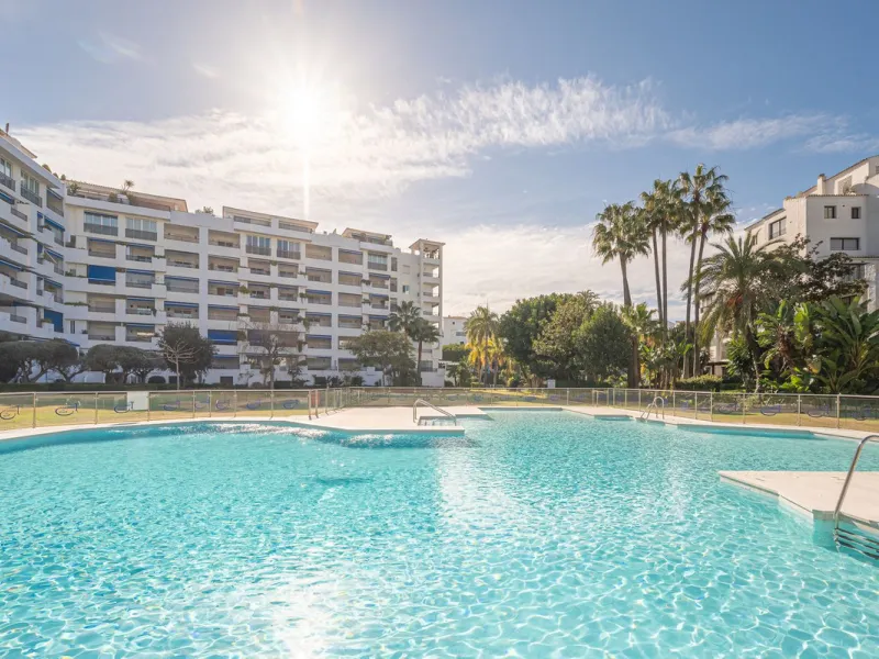 Welcome to Marbella.Imagine waking up every morning with the gentle Mediterranean breeze caressing your face and the promise of a new day in one of the most exclusive enclaves in the world.This luxurious duplex, located in the vibrant heart of Puerto Banú