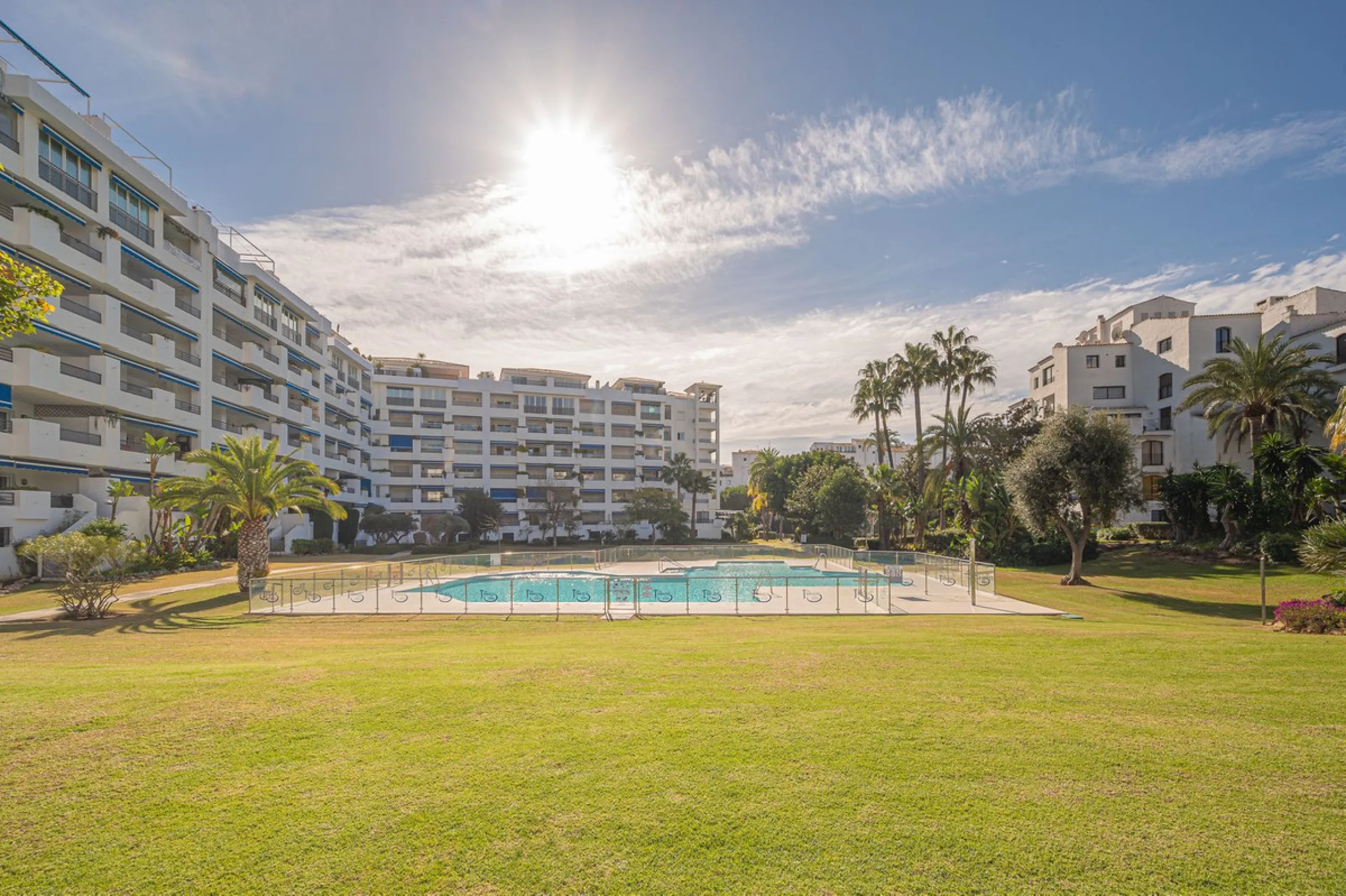 Welcome to Marbella.Imagine waking up every morning with the gentle Mediterranean breeze caressing your face and the promise of a new day in one of the most exclusive enclaves in the world.This luxurious duplex, located in the vibrant heart of Puerto Banú