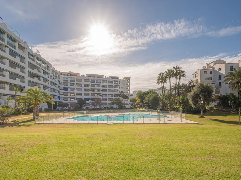 Welcome to Marbella.Imagine waking up every morning with the gentle Mediterranean breeze caressing your face and the promise of a new day in one of the most exclusive enclaves in the world.This luxurious duplex, located in the vibrant heart of Puerto Banú