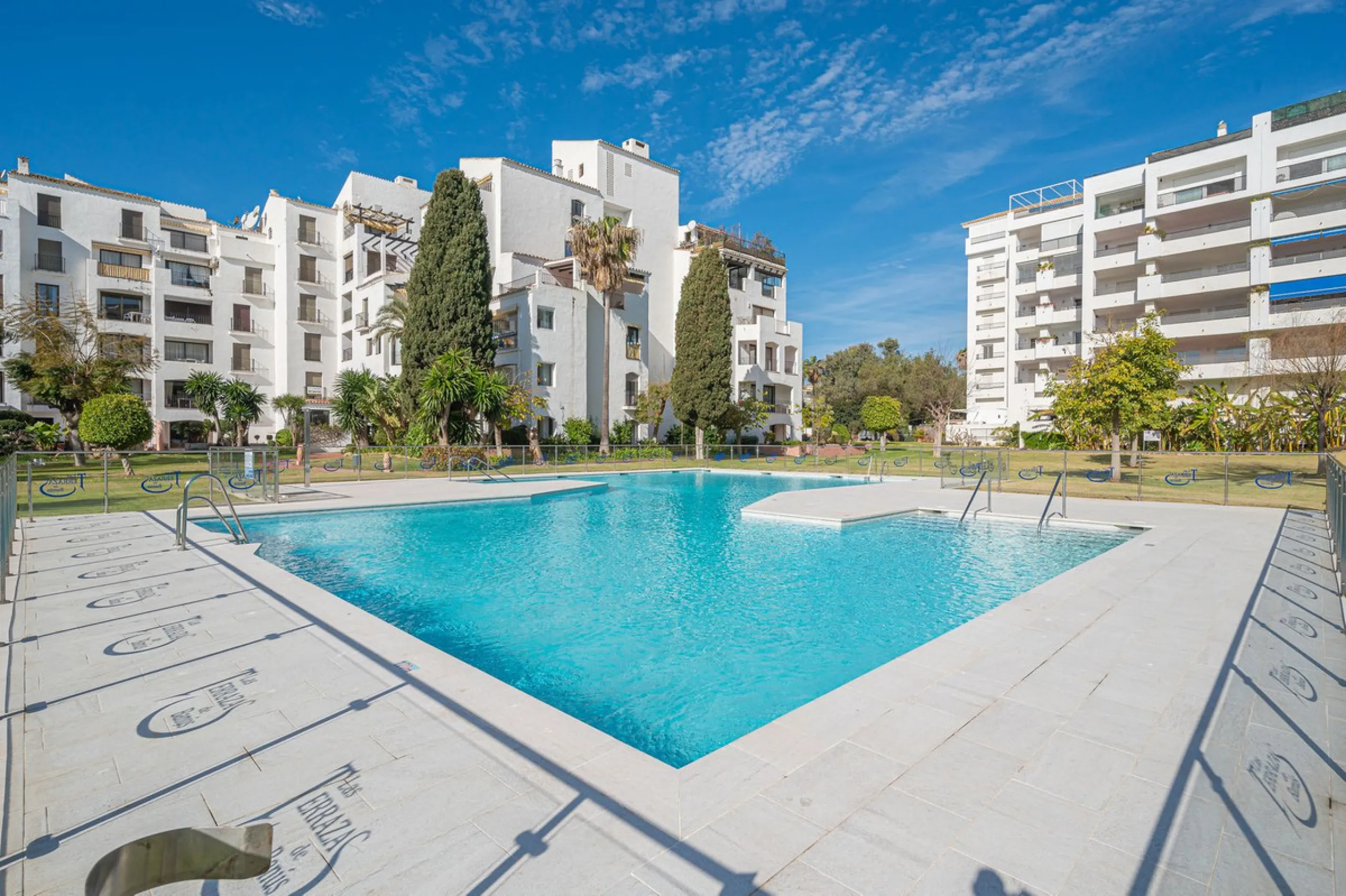 Welcome to Marbella.Imagine waking up every morning with the gentle Mediterranean breeze caressing your face and the promise of a new day in one of the most exclusive enclaves in the world.This luxurious duplex, located in the vibrant heart of Puerto Banú
