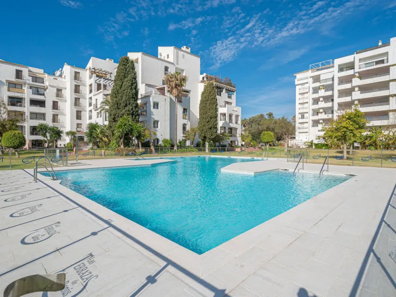 Welcome to Marbella.Imagine waking up every morning with the gentle Mediterranean breeze caressing your face and the promise of a new day in one of the most exclusive enclaves in the world.This luxurious duplex, located in the vibrant heart of Puerto Banú