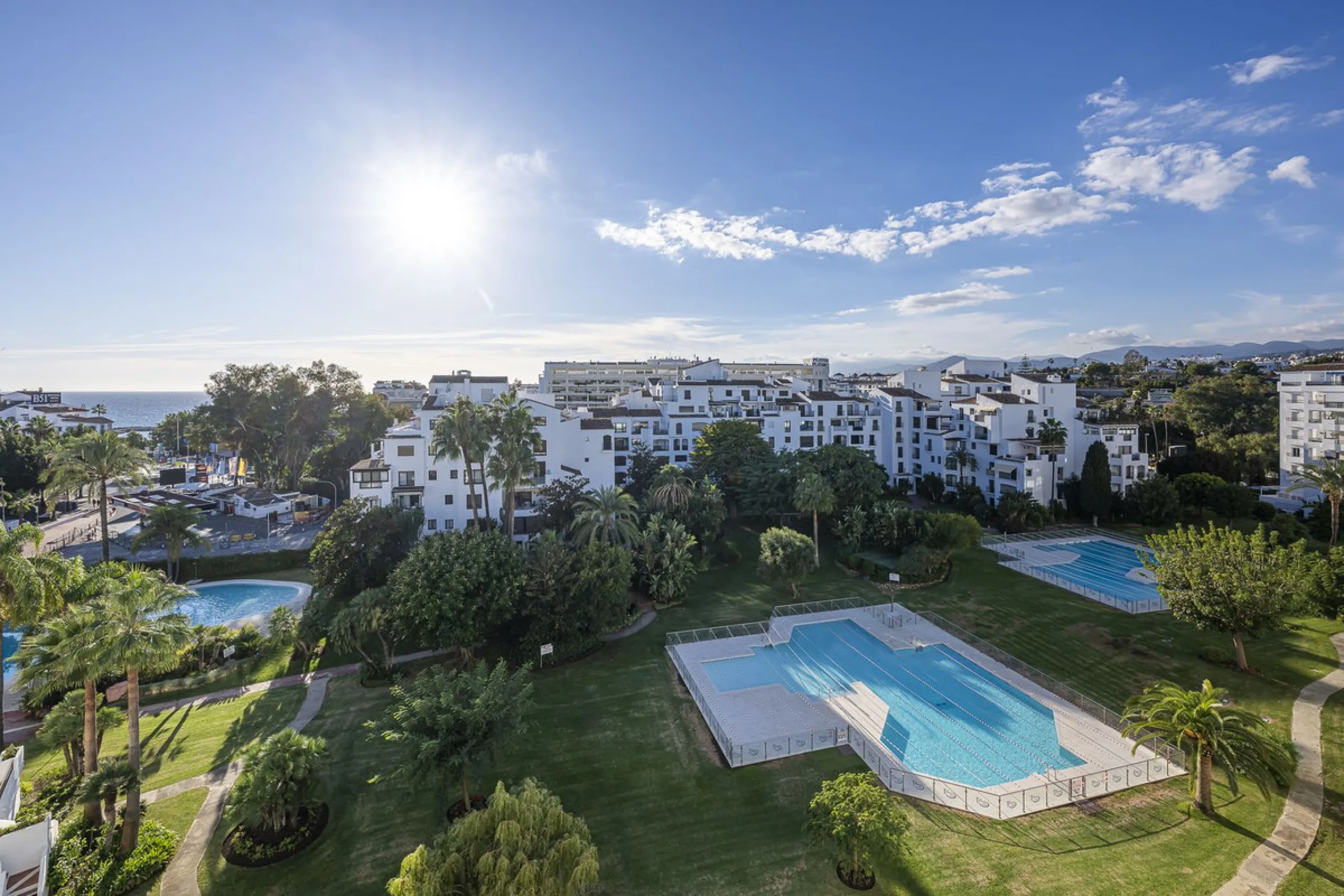 Welcome to Marbella.Imagine waking up every morning with the gentle Mediterranean breeze caressing your face and the promise of a new day in one of the most exclusive enclaves in the world.This luxurious duplex, located in the vibrant heart of Puerto Banú