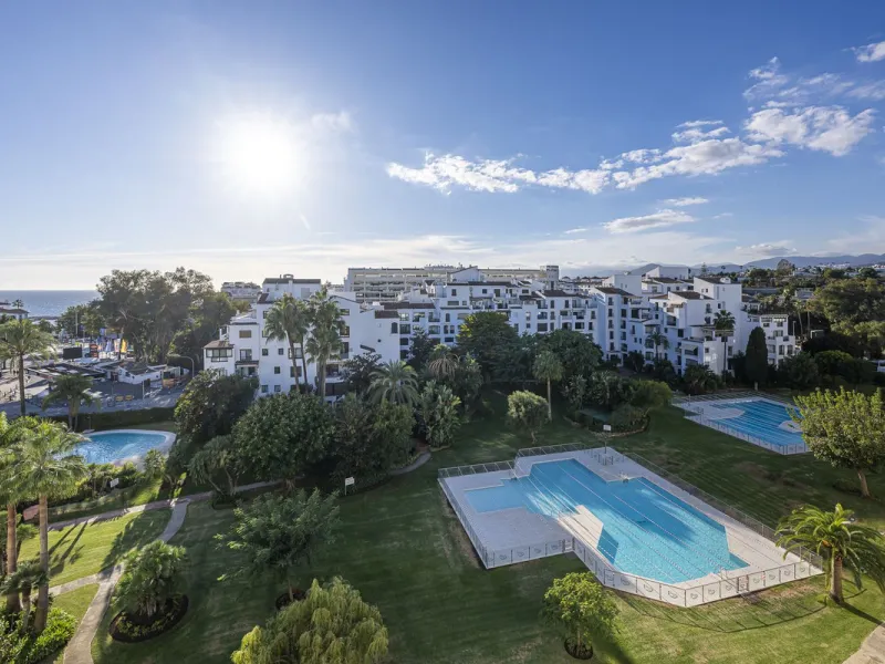 Welcome to Marbella.Imagine waking up every morning with the gentle Mediterranean breeze caressing your face and the promise of a new day in one of the most exclusive enclaves in the world.This luxurious duplex, located in the vibrant heart of Puerto Banú