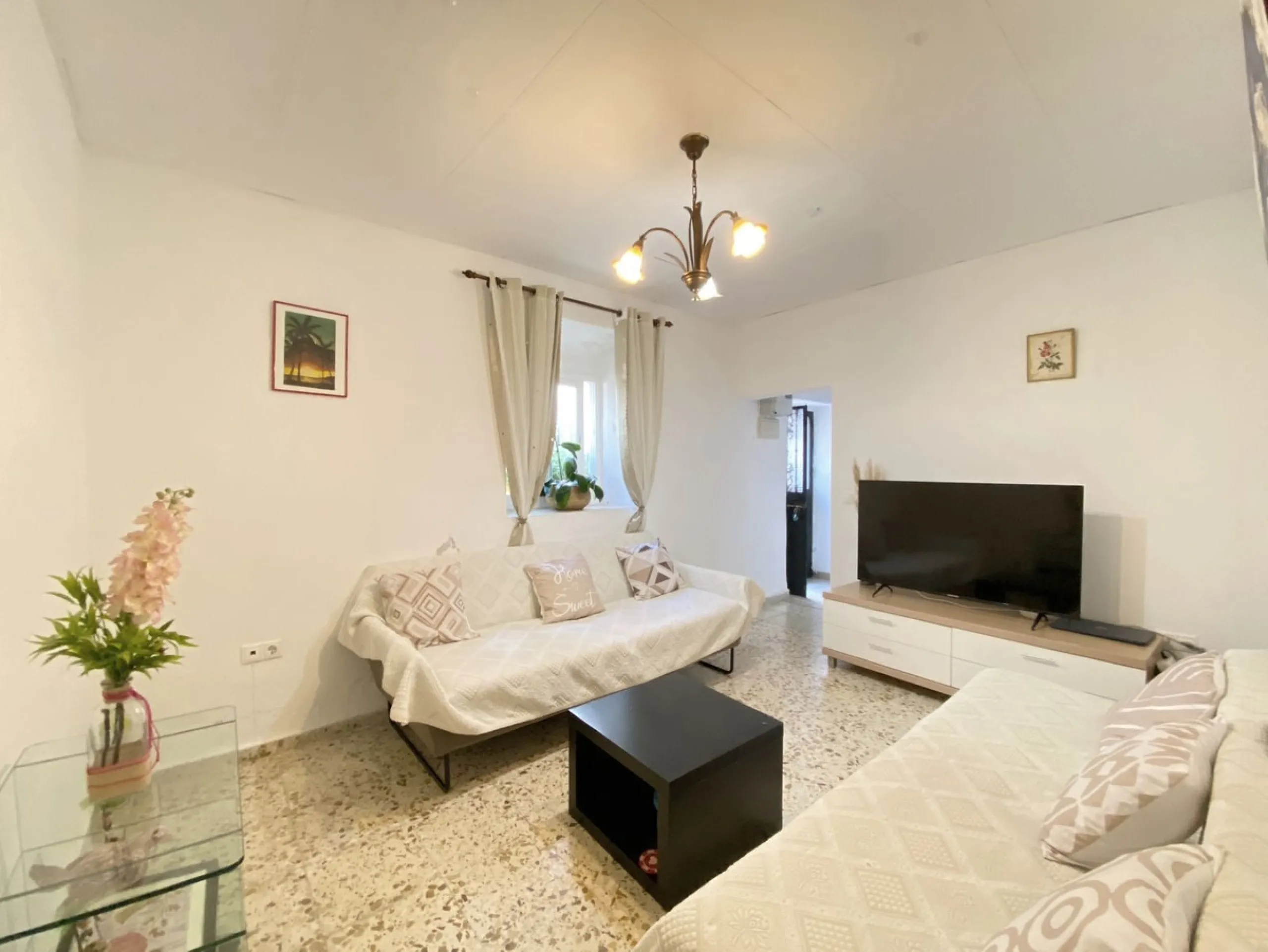 Beautiful townhouse located in the old town of Marbella, with a large interior courtyard and a magnificent solarium terrace.
